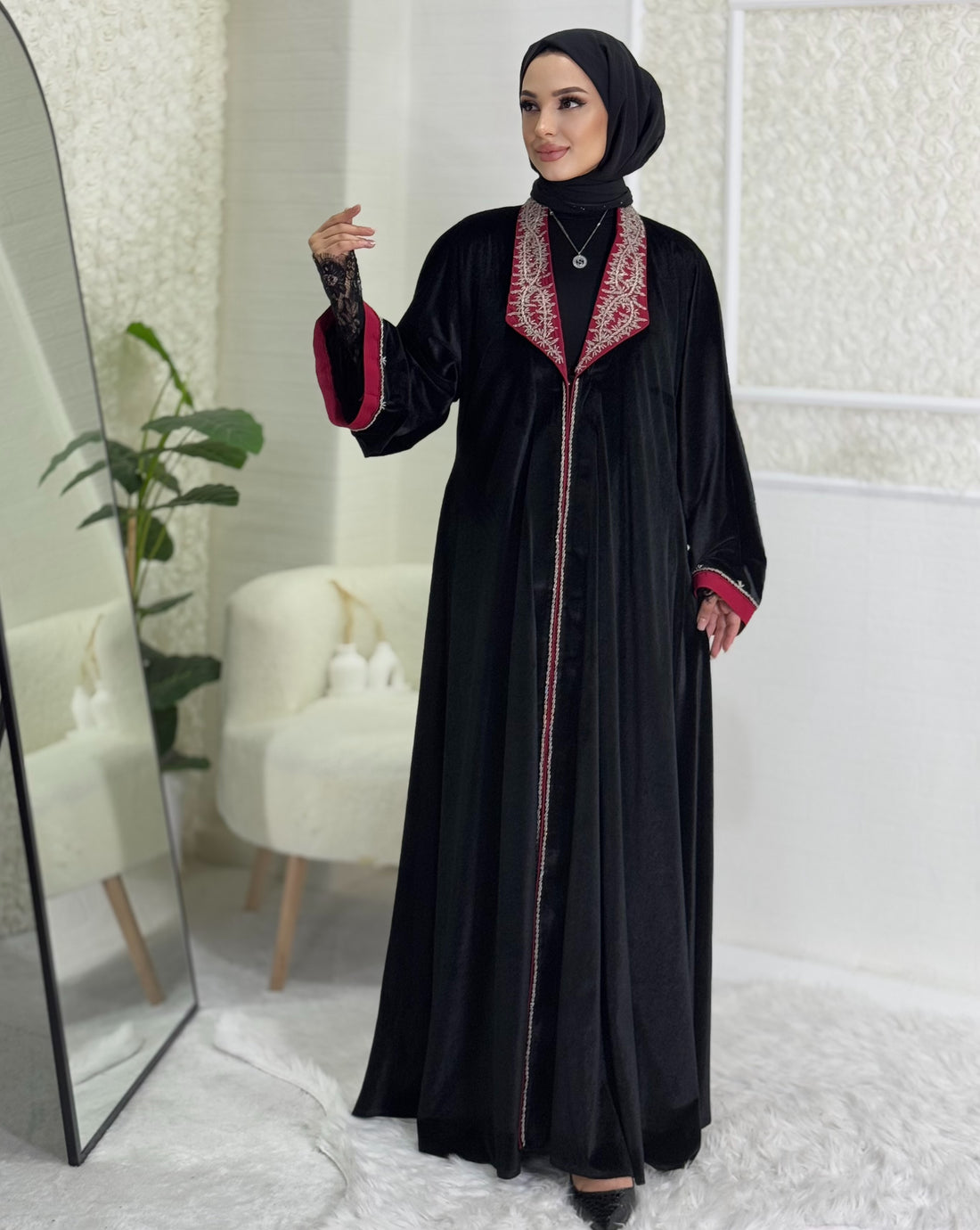 عباية بياقة مخملية مطرزة بأحجار سواروفسكي