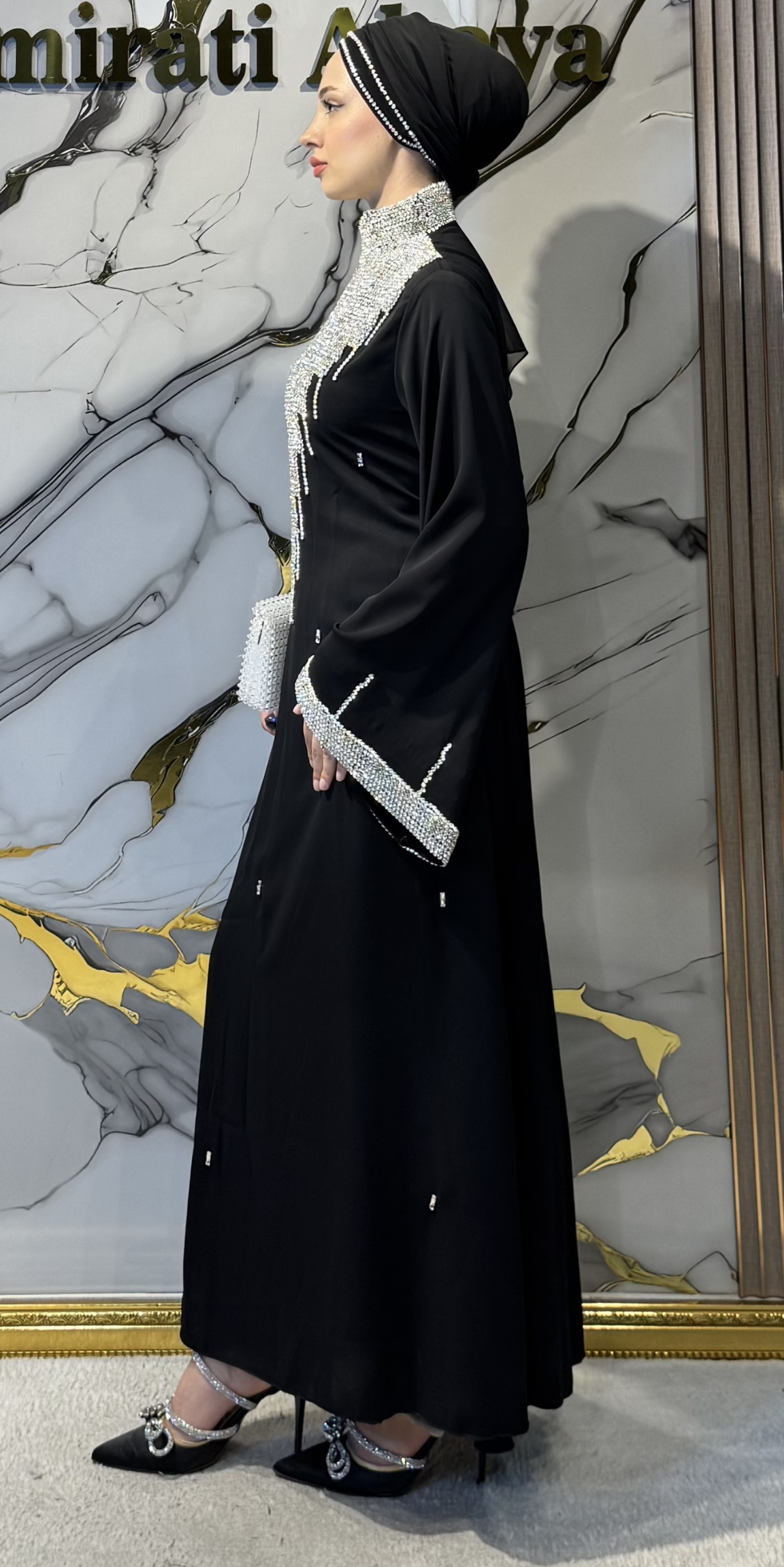 El Yapımı Beyaz Taşlı Siyah Dubai Abaya Püsküllü Taş Detaylı | EF0026 WSTB