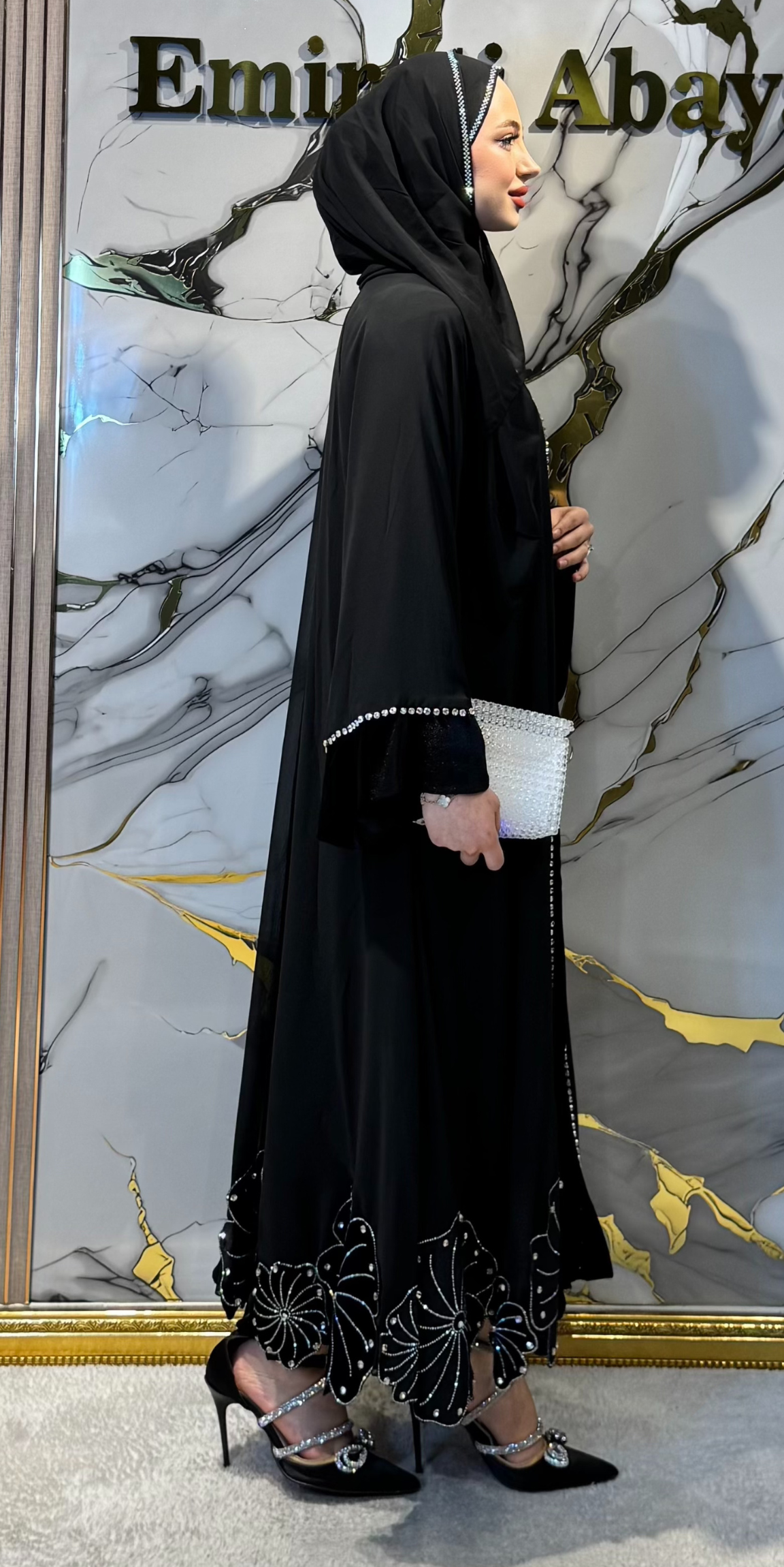 عباية سوداء بأحجار سواروفسكي – تصميم خاص بنقشة زهور أنيقة