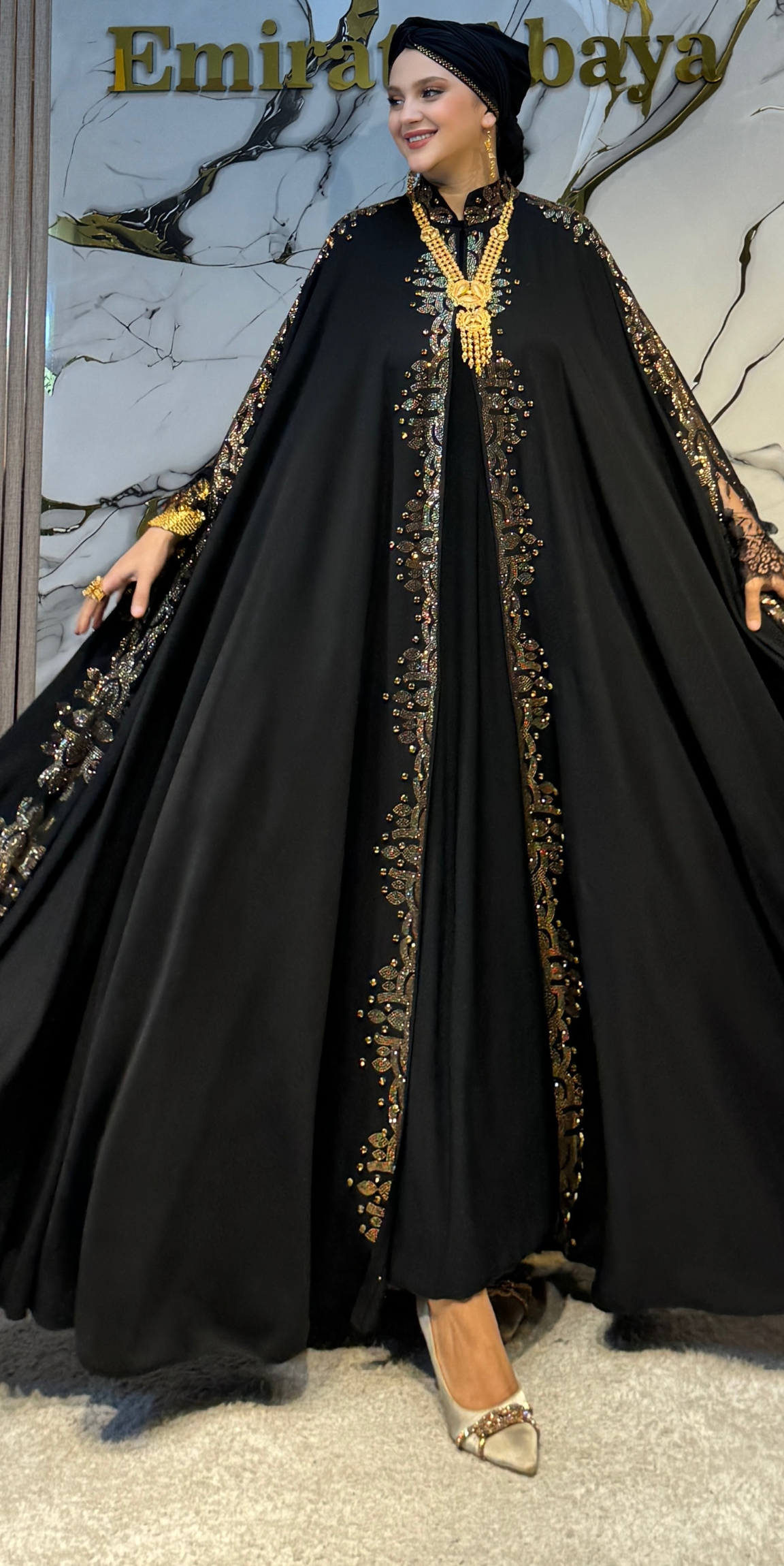Altın Taşlı Omuz Detaylı Dantel Kollu Siyah Kolsuz Abaya | LY73 GSB