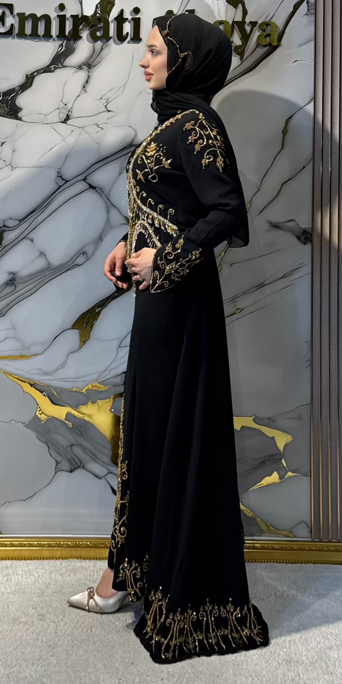 El İşlemeli Altın Taşlı Siyah Abaya – Şallı Takım | EF0023 GSB