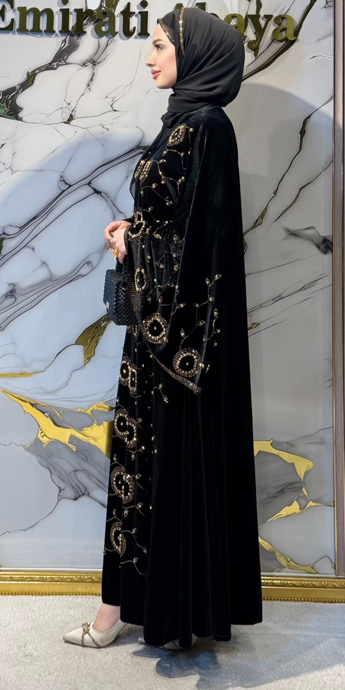 Önü Gold Taşlarla Süslenmiş Kadife Abaya - Çıtçıtlı Zarif Model TM077 GSVB