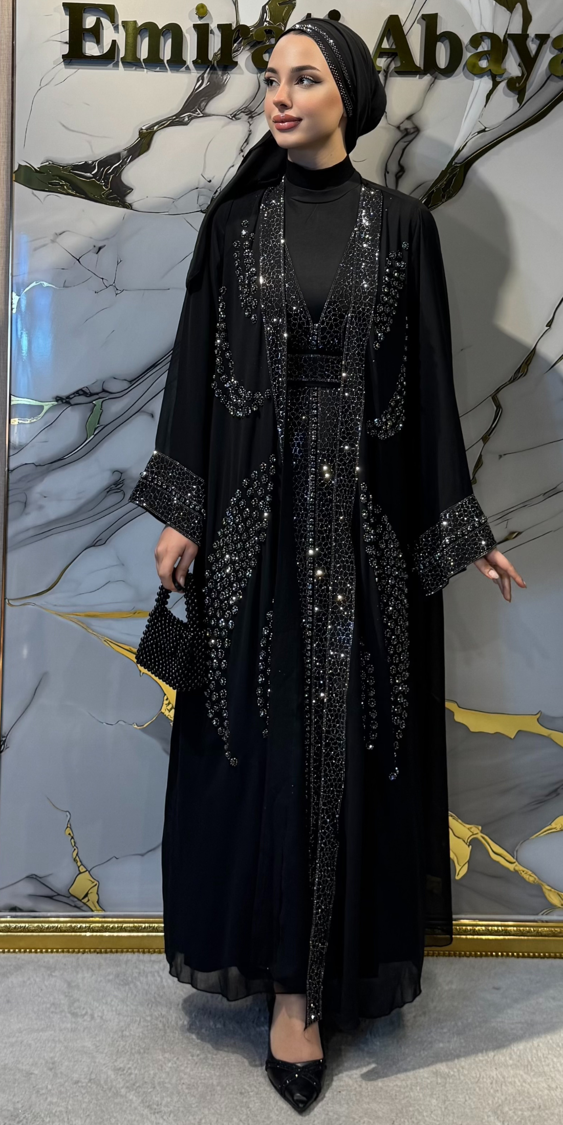 عباية محلية مفتوحة من الأمام بأحجار الكريستال