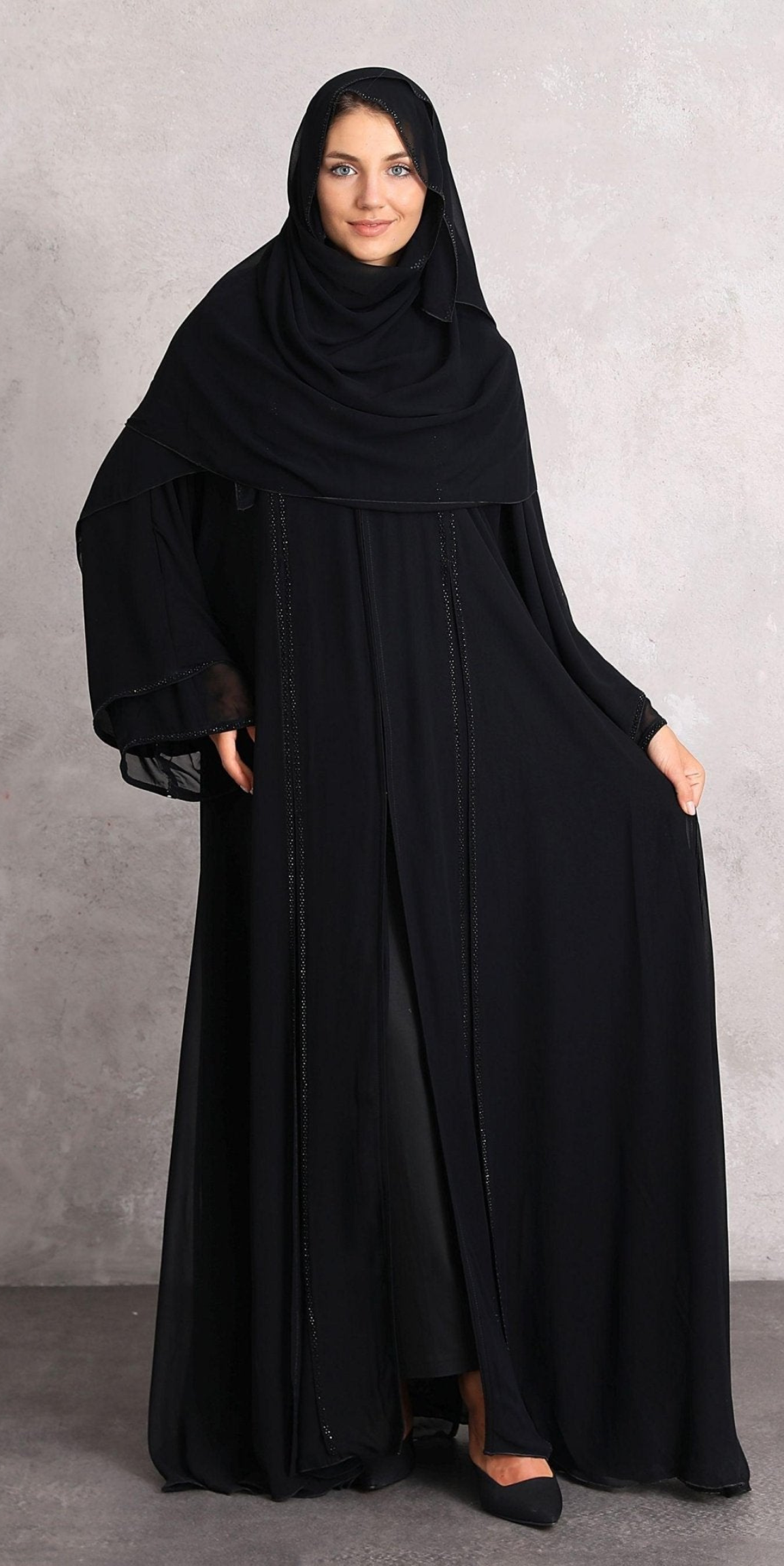 Önü Yırtmaçlı El İşlemeli Siyah Boncuklu Abaya