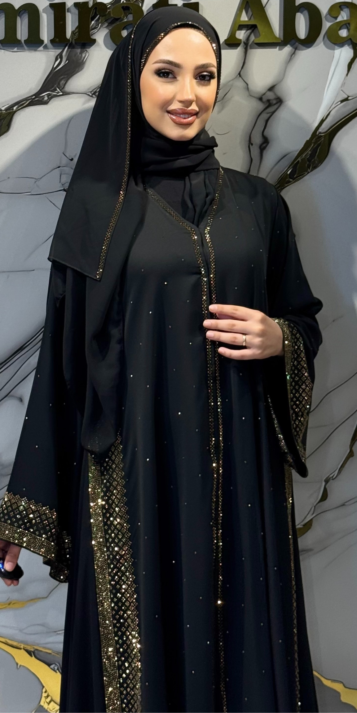 Gold Taşlı Yan Yırtmaçlı Önü Çıtçıtlı Siyah Dubai Abaya – Şallı Takım | LY26 GSB
