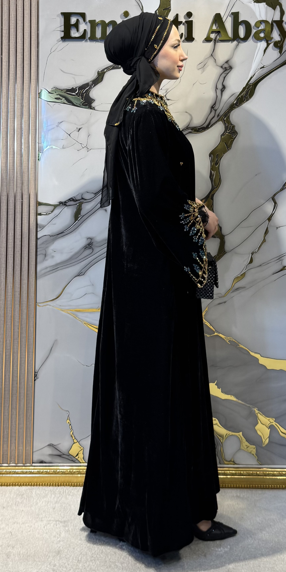 Siyah Kadife Mavi ve Gold Taş İşlemeli El İşlemli Abaya | EF0025 GSVB