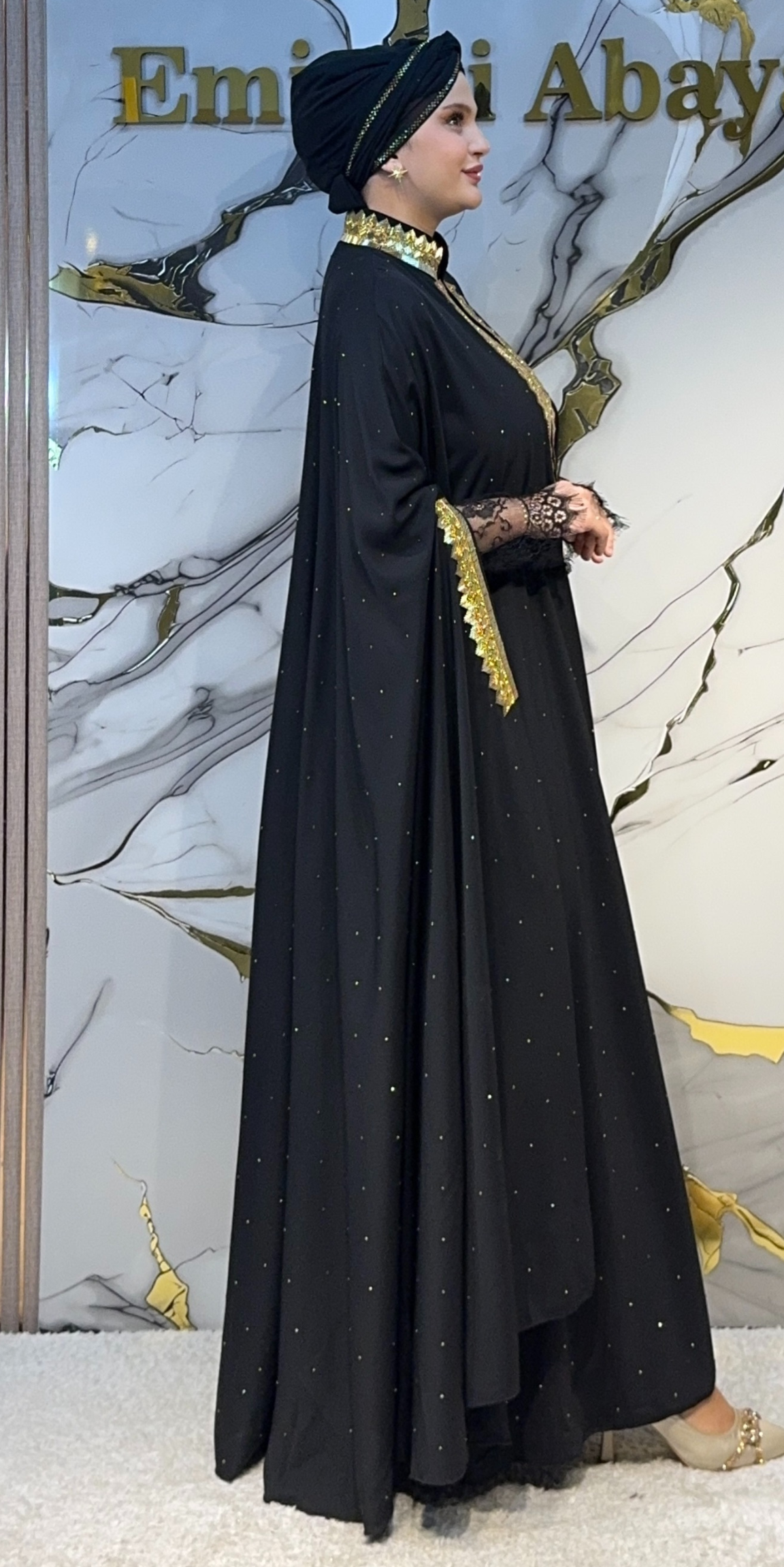 Altın Taşlı Dantel Kollu Siyah Kolsuz Abaya Emirati Abaya | LY71