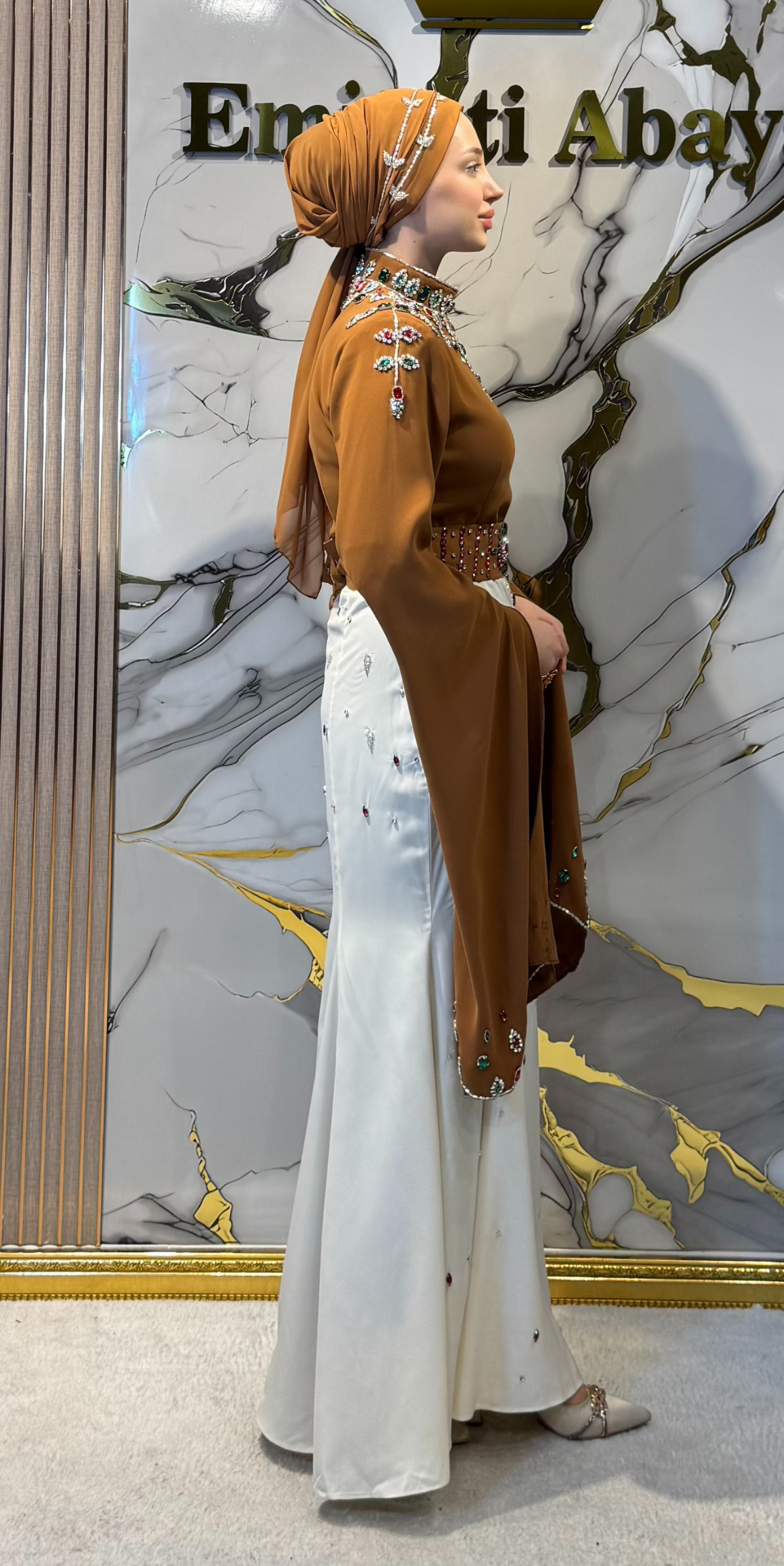 El Yapımı Renkli Taşlı Kahverengi Beyaz Krep Abaya | Şal Dahil | EF0027