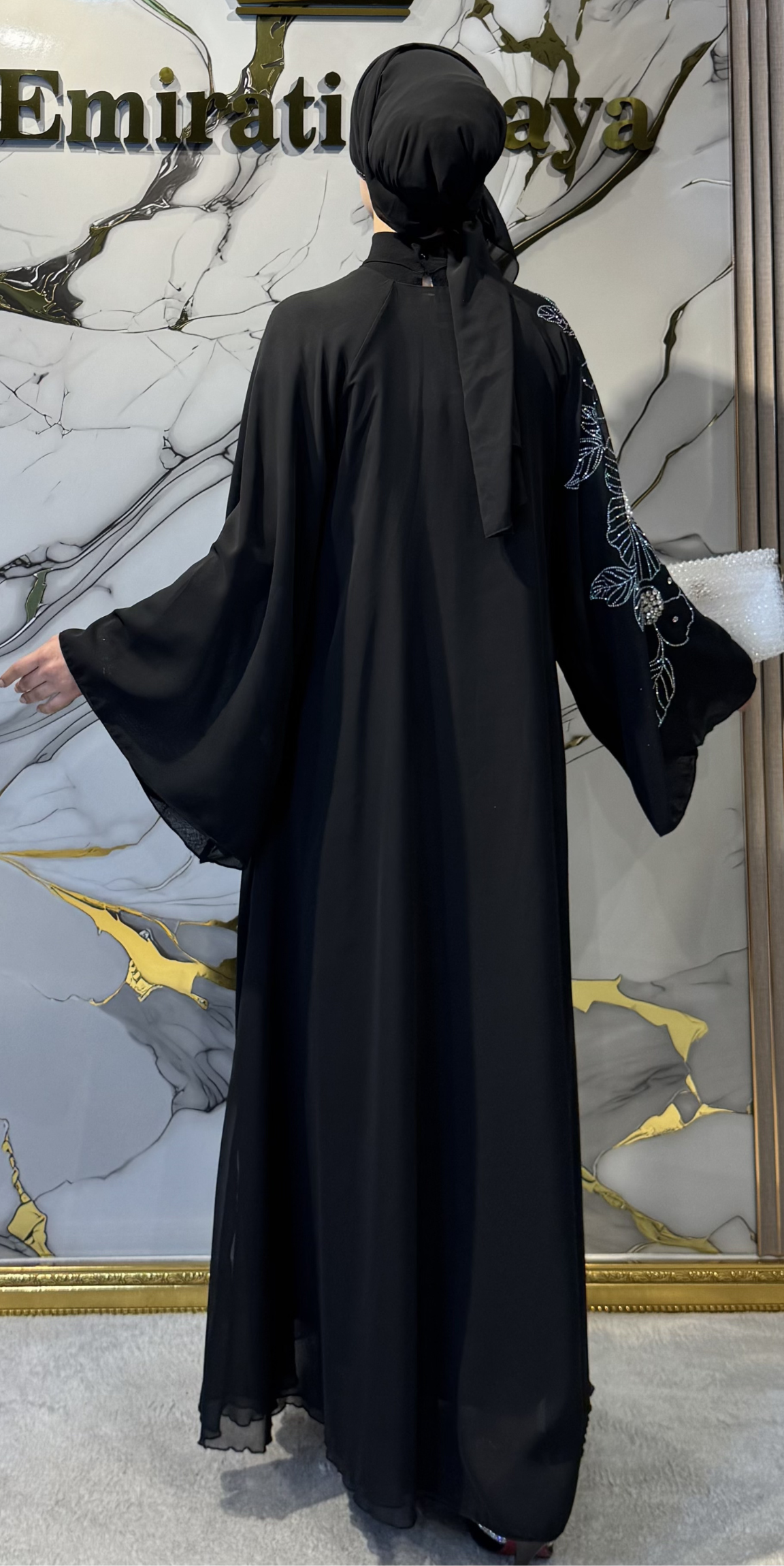 عباية سوداء بنقشة حجرية لامعة