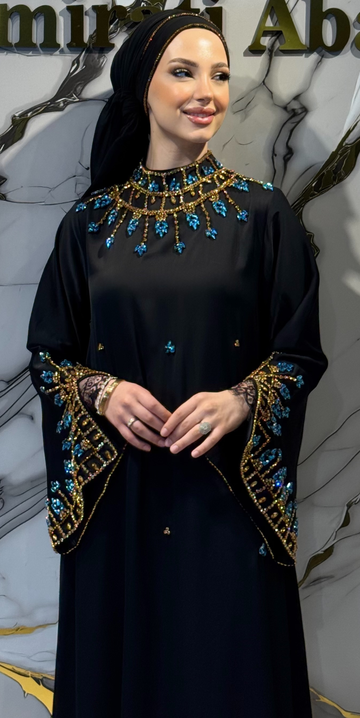El İşlemeli Mavi Altın Taşlı Kelebek Kollu Siyah Dubai Abaya – Şallı Takım | EF0025 GSDB