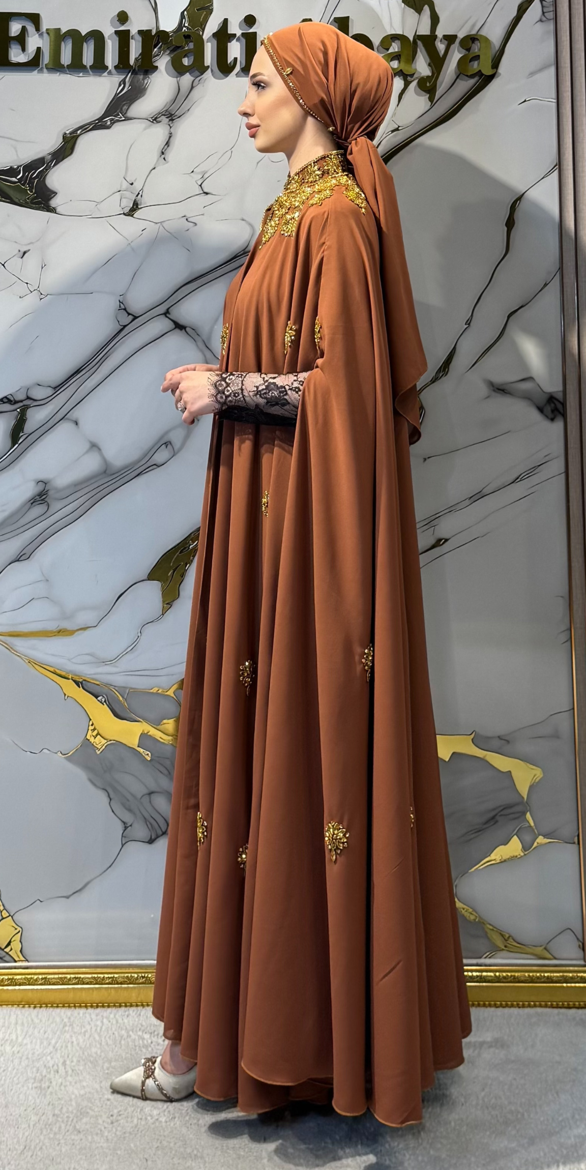 El İşlemeli Altın Taşlı Taba Pelerinli Dubai Abaya – Kolsuz Model Şallı Takım | EF0011 GSBROWEN
