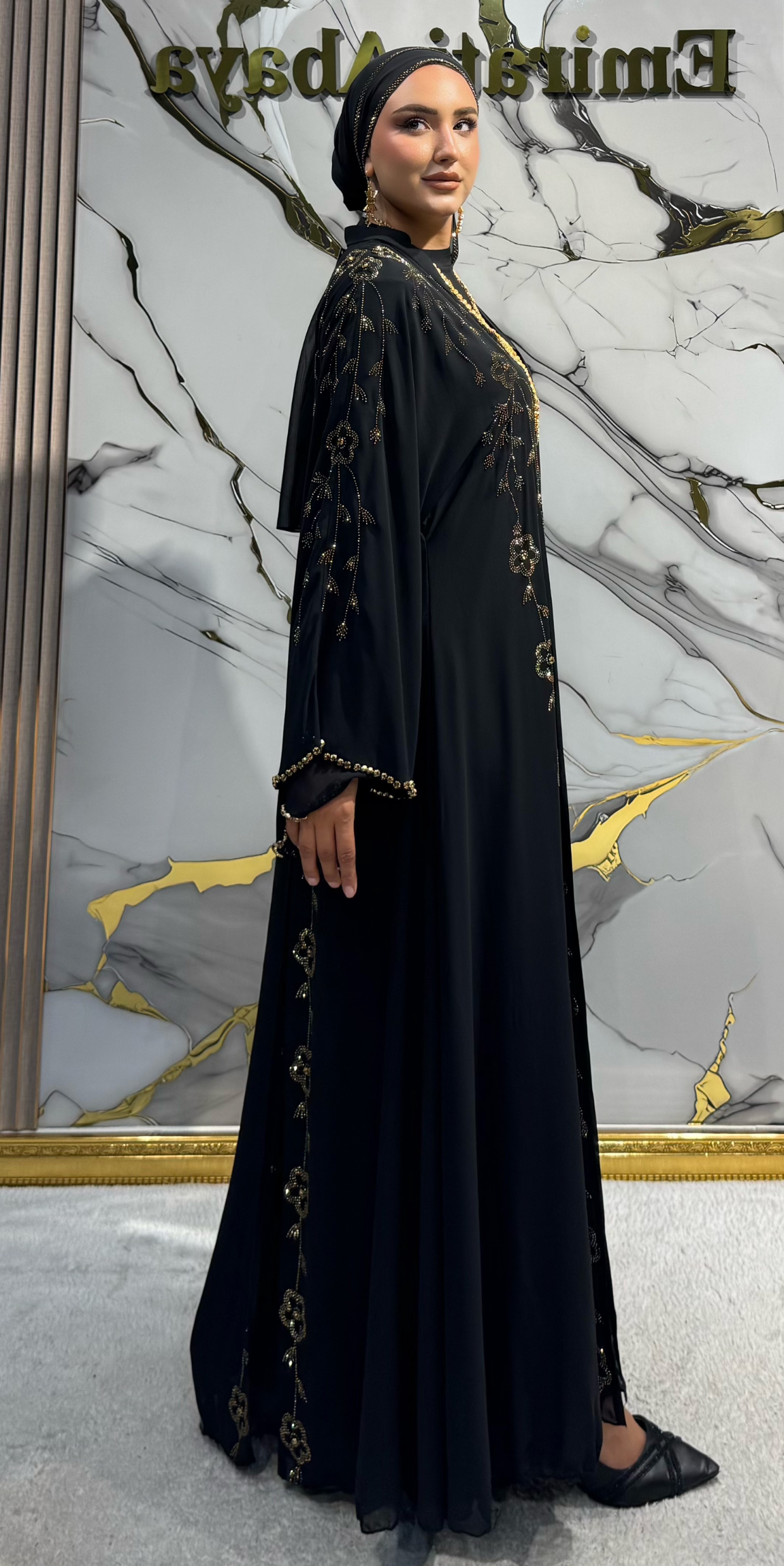 Siyah Şifon Çiçek Desenli Gold Taşlı Çakılmış Kollu Abaya | LY59 GSB