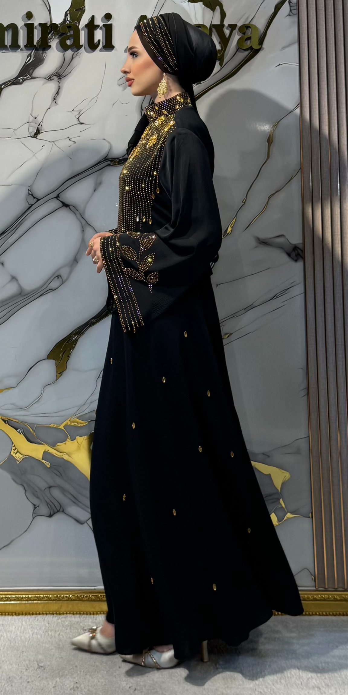 El İşlemeli Altın Çiçekli Sarkıt Taşlı Siyah Dubai Abaya – Şallı Takım | EF0042 GSB