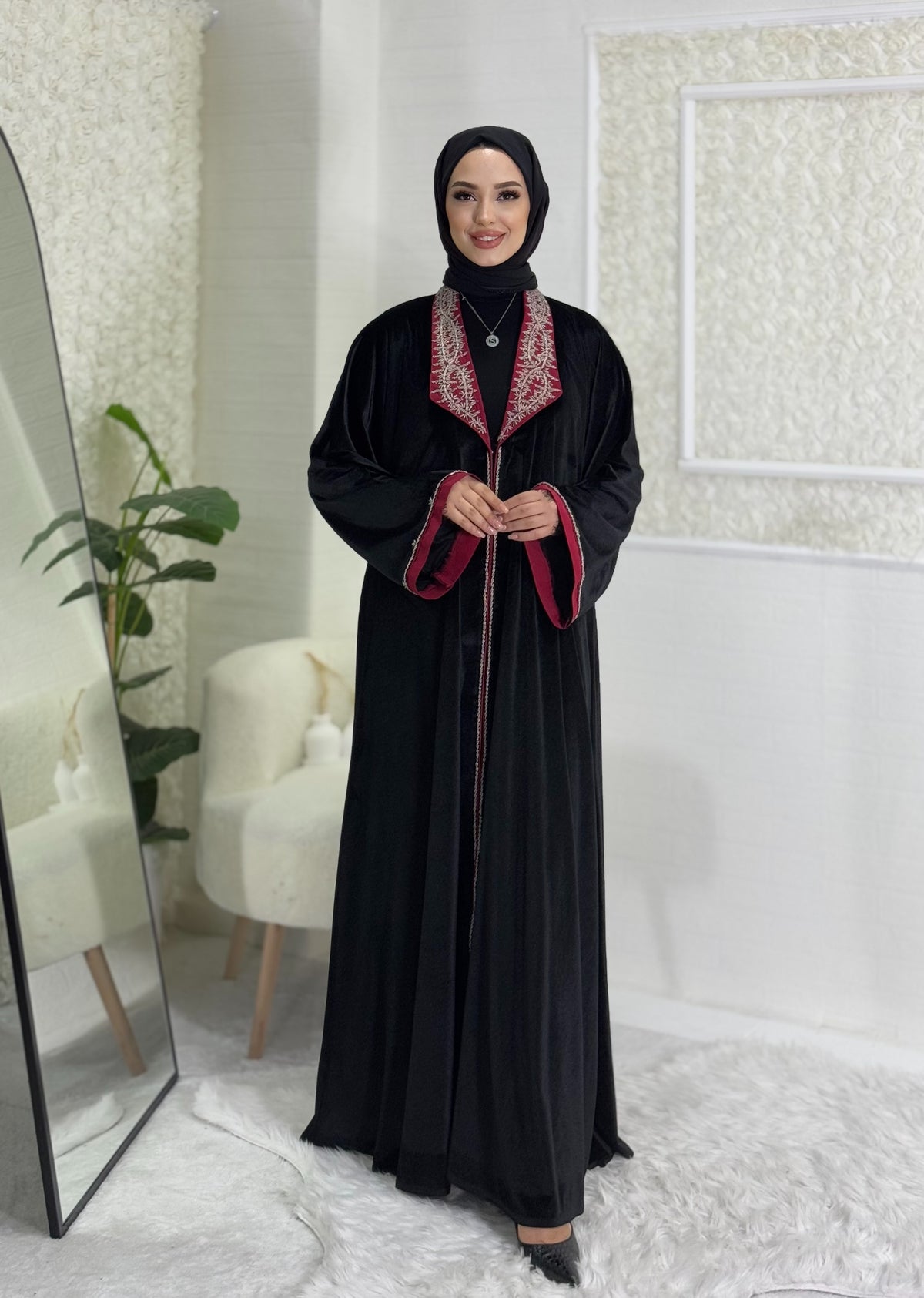 عباية مخملية بياقة مع تطريز أحجار سواروفسكي M83 B Velvet