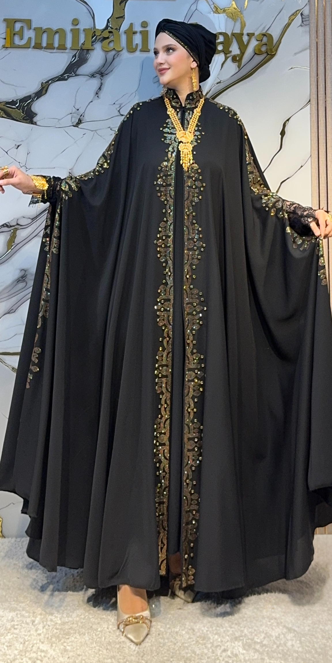 Altın Taşlı Omuz Detaylı Dantel Kollu Siyah Kolsuz Abaya | LY73 GSB