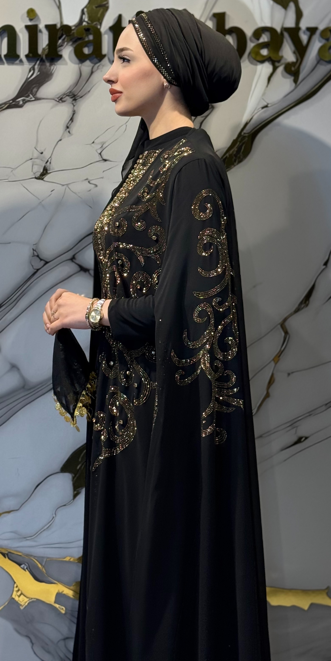 عباية شيفون بأكمام طويلة مزينة بأحجار سوداء وذهبية