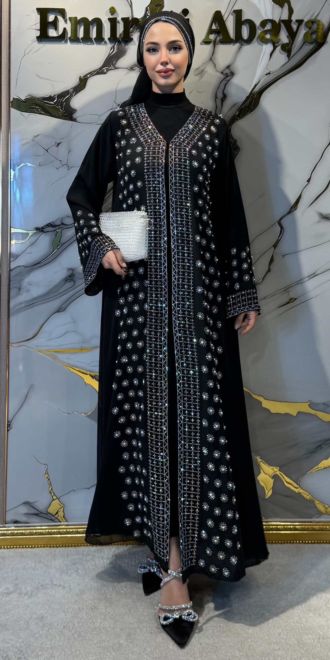 عباية سوداء مرصعة بأحجار سواروفسكي في الأمام