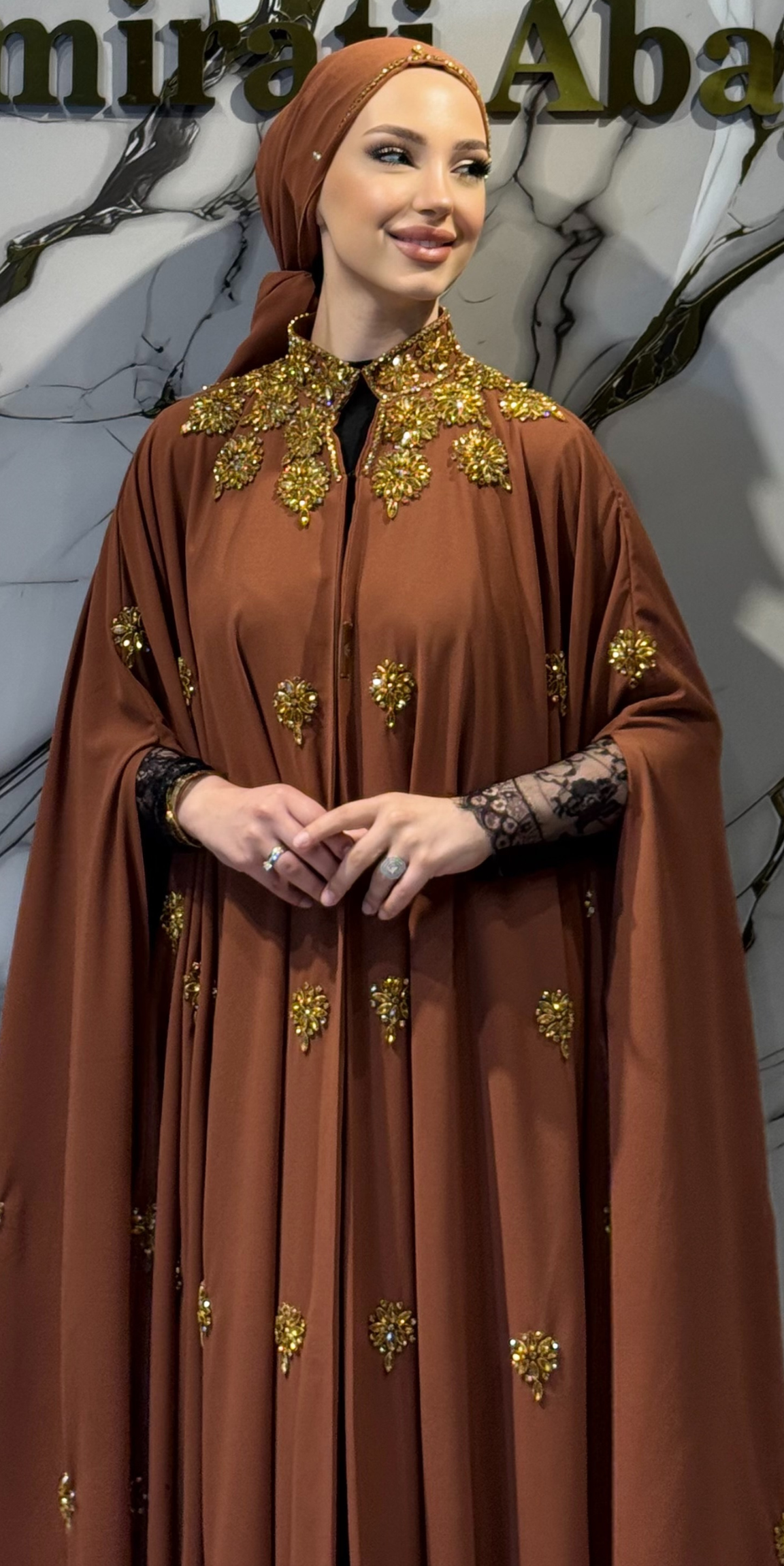 El İşlemeli Altın Taşlı Taba Pelerinli Dubai Abaya – Kolsuz Model Şallı Takım | EF0011 GSBROWEN