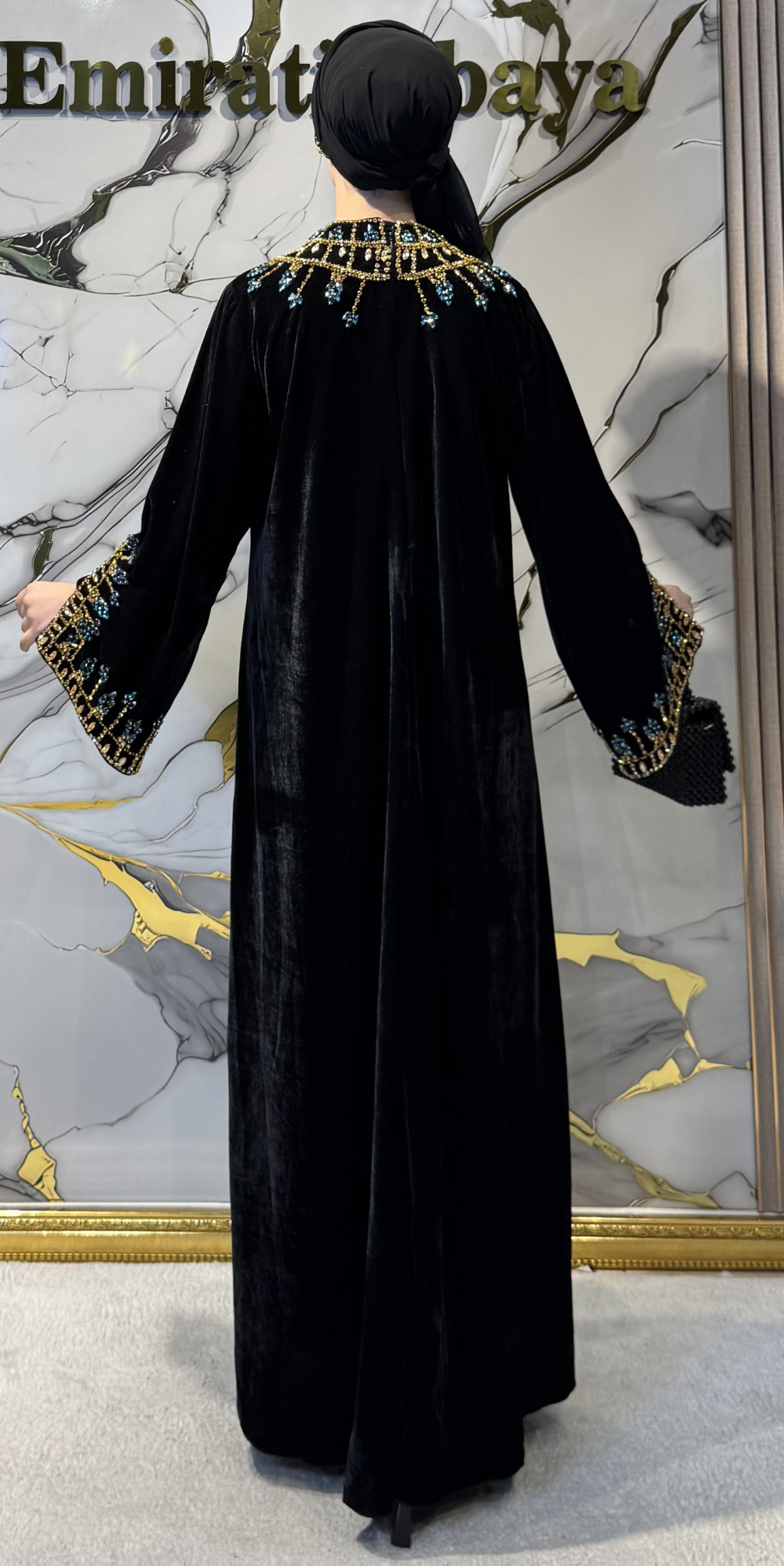 Siyah Kadife Mavi ve Gold Taş İşlemeli El İşlemli Abaya | EF0025 GSVB