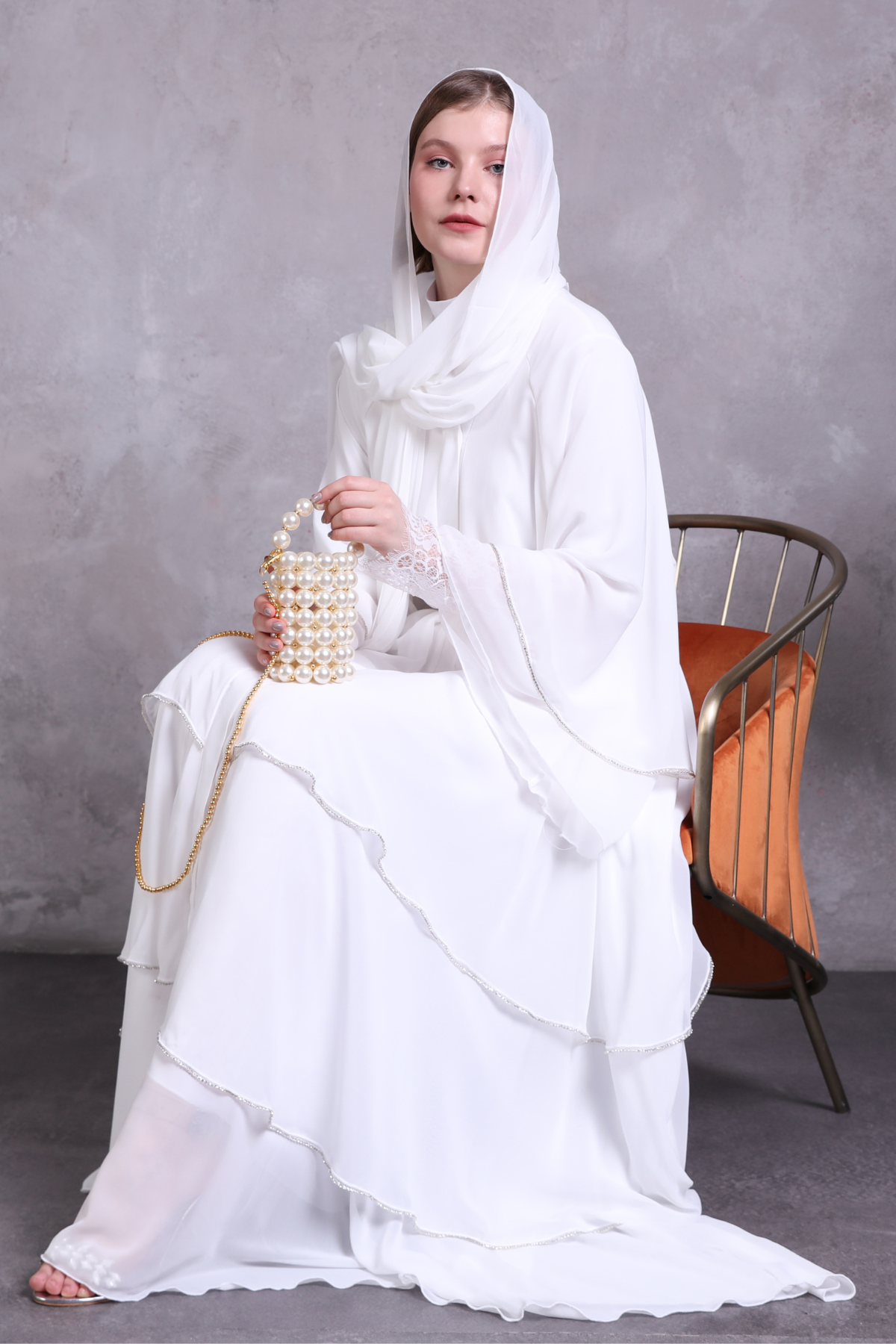 Kar Tanesi Elegance Şifon Abaya: Swarovski ile Süslenmiş Üç Katlı Beyaz Bir Güzel