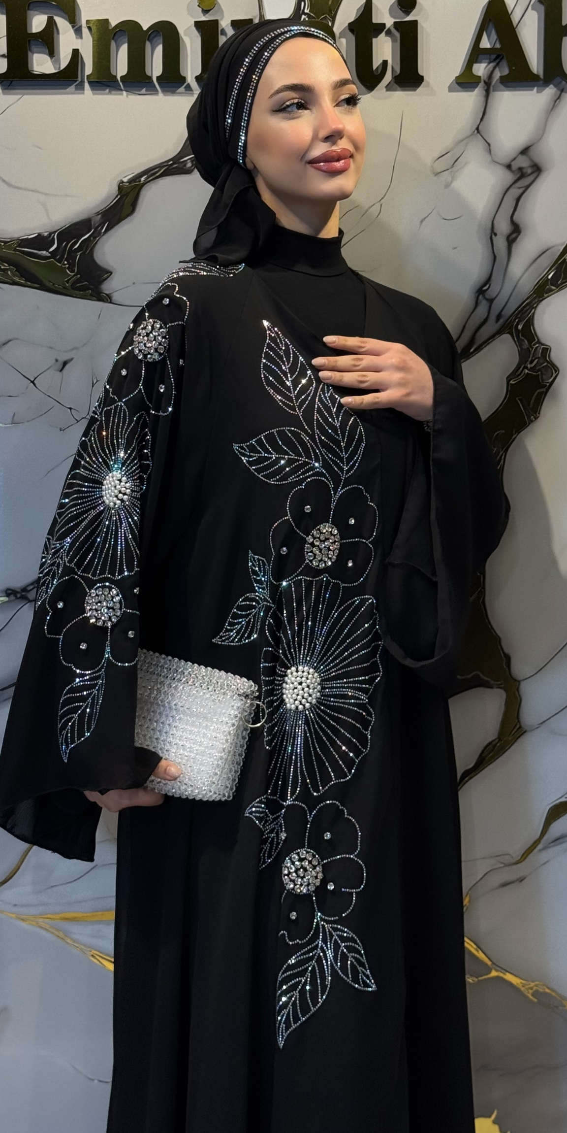 عباية سوداء بنقشة حجرية لامعة
