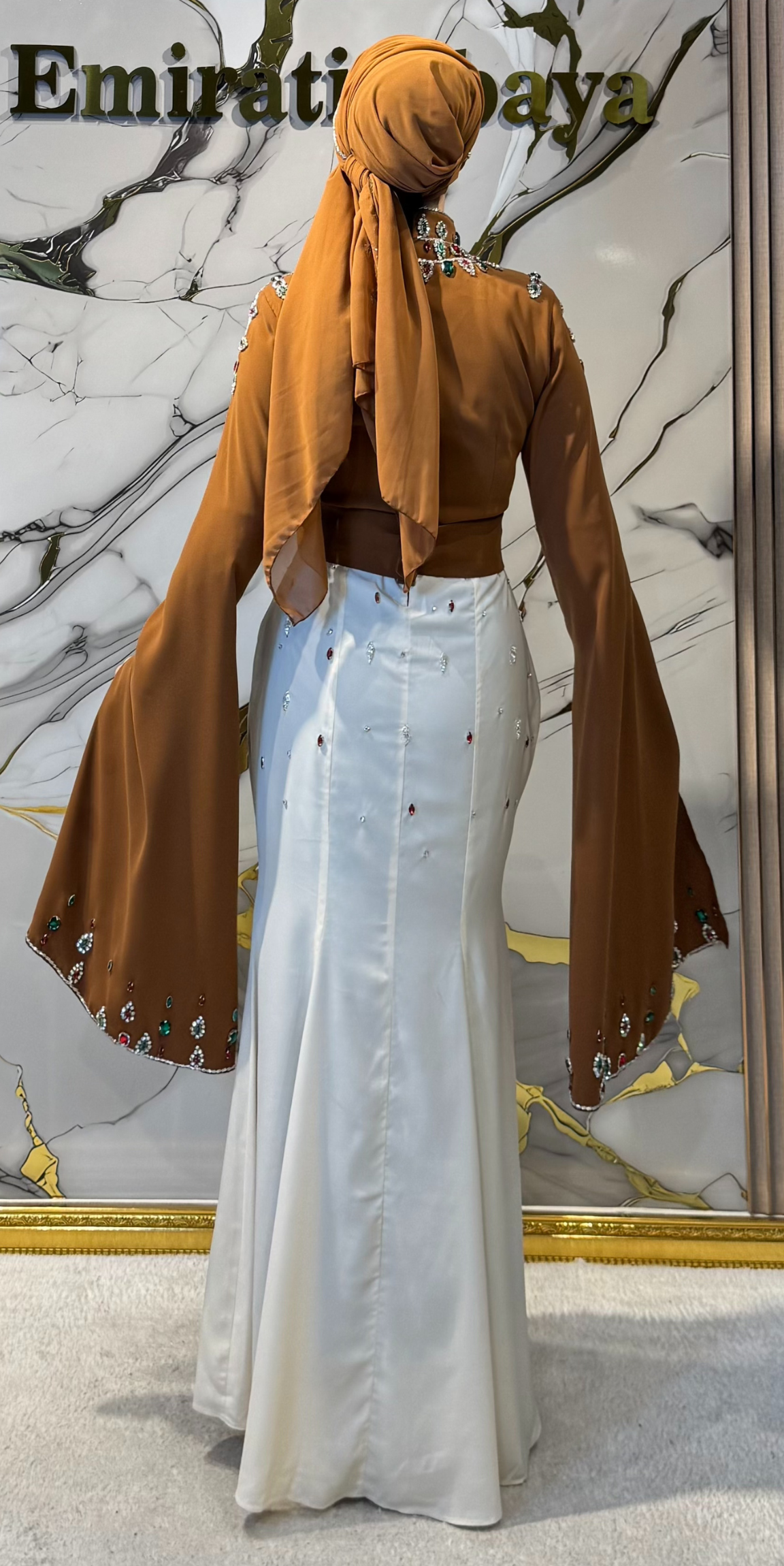 El Yapımı Renkli Taşlı Kahverengi Beyaz Krep Abaya | Şal Dahil | EF0027
