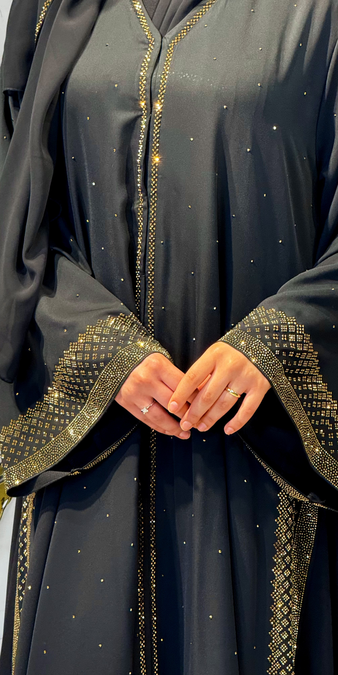 Gold Taşlı Yan Yırtmaçlı Önü Çıtçıtlı Siyah Dubai Abaya – Şallı Takım | LY26 GSB