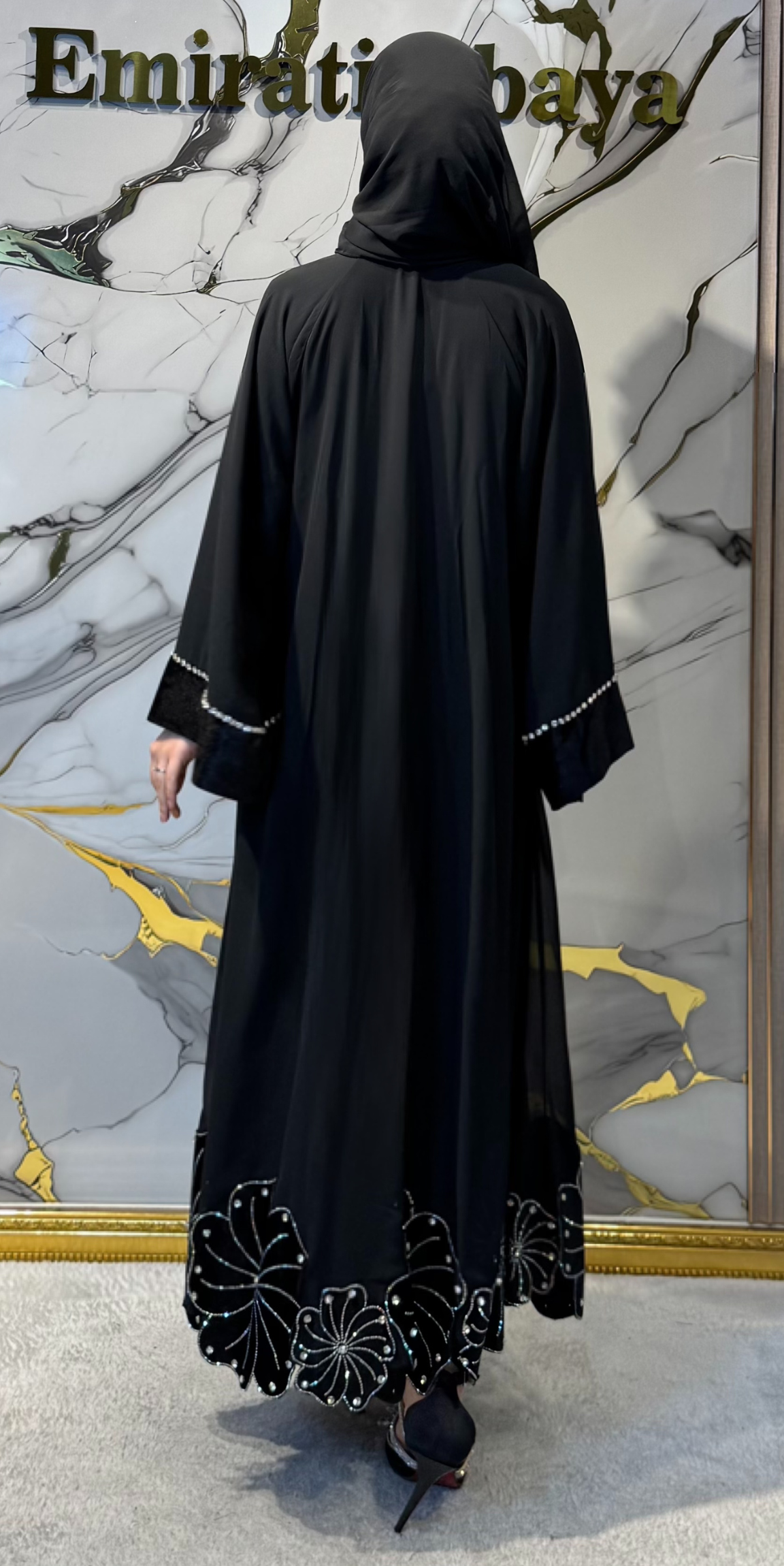 عباية سوداء بأحجار سواروفسكي – تصميم خاص بنقشة زهور أنيقة