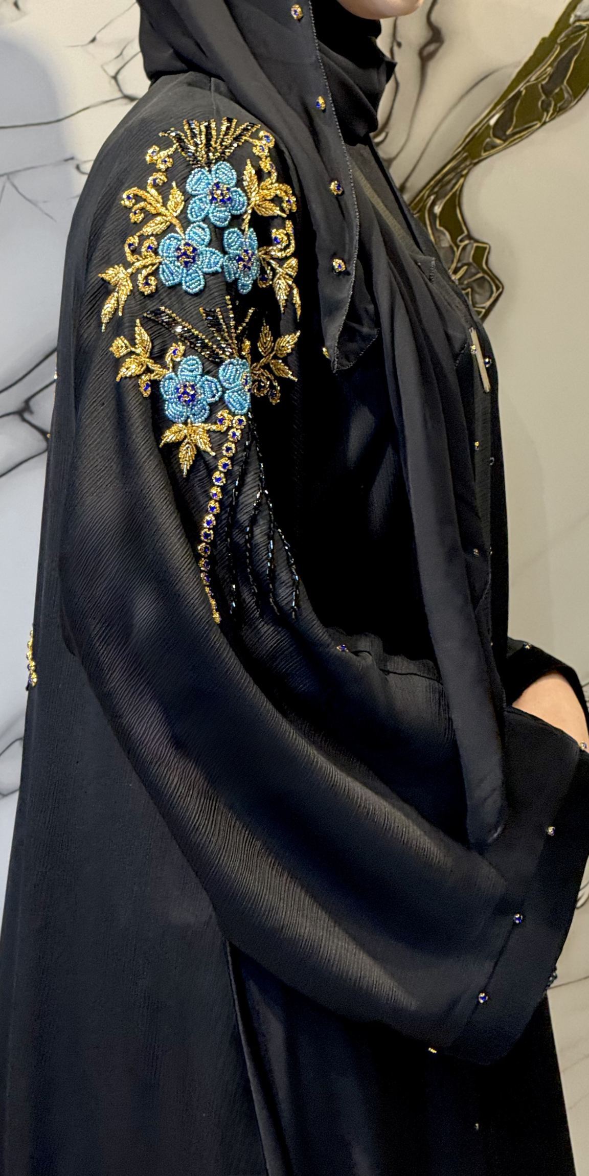 Omuz El İşçiliği Mavi-Altın Taşlı Siyah Yazlık Abaya M37 BLUE S B - Çıtçıtlı Zarif Model