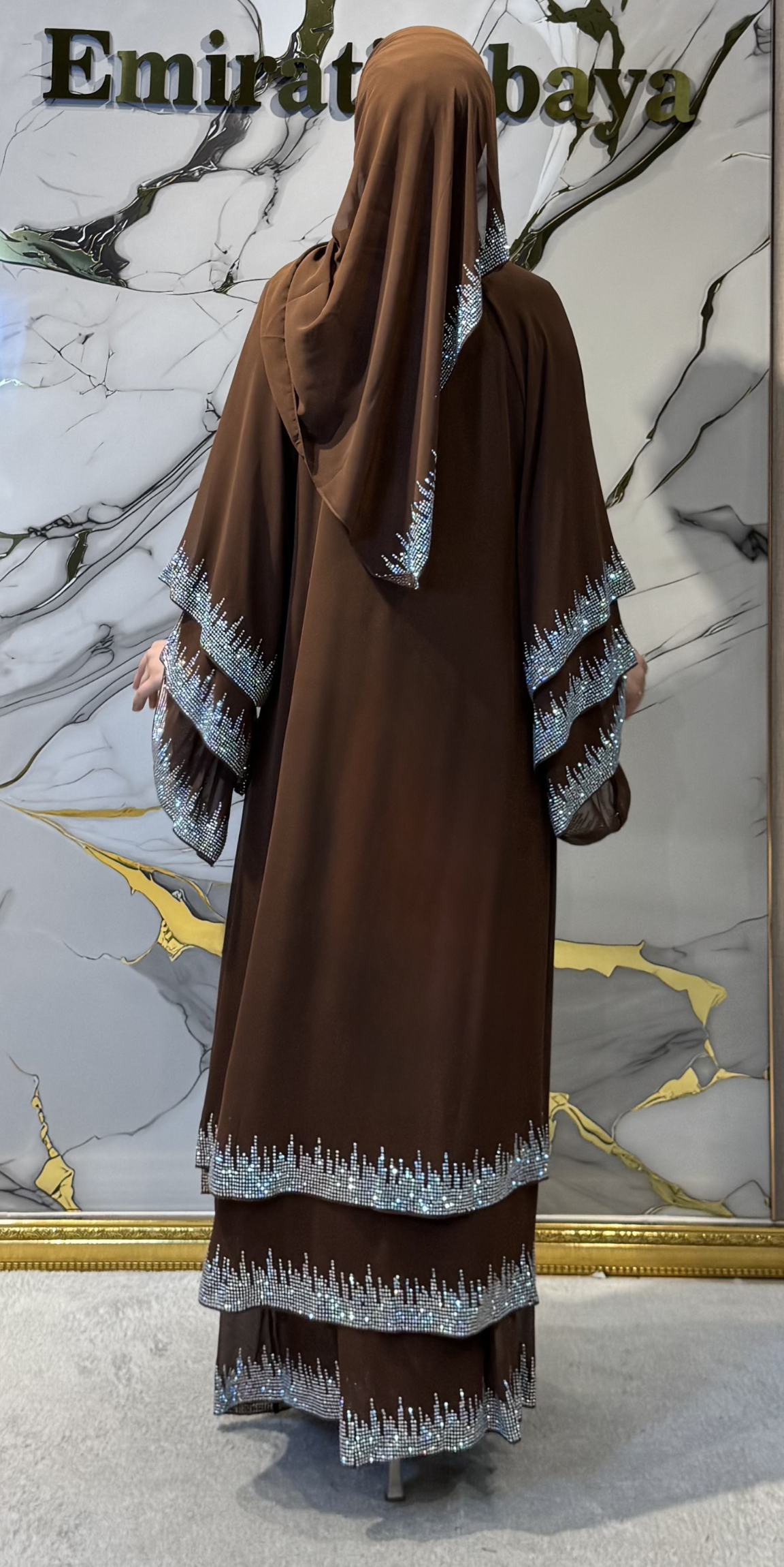 عباية بنية بثلاث طبقات مزينة بأحجار سواروفسكي