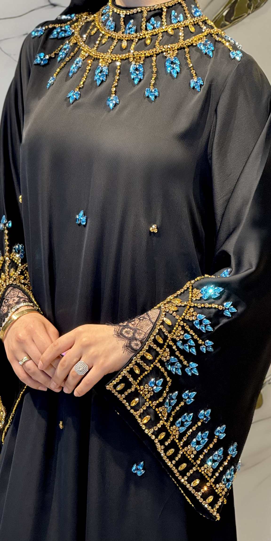 El İşlemeli Mavi Altın Taşlı Kelebek Kollu Siyah Dubai Abaya – Şallı Takım | EF0025 GSDB