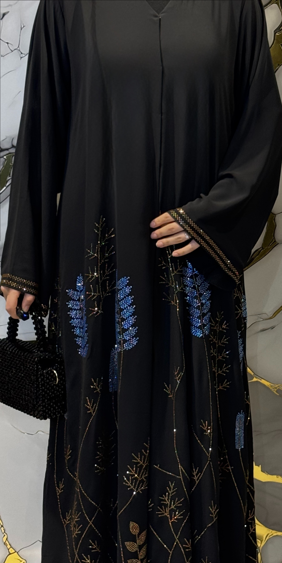 عباية شيفون مع تنورة مزينة بالزهور والأحجار 