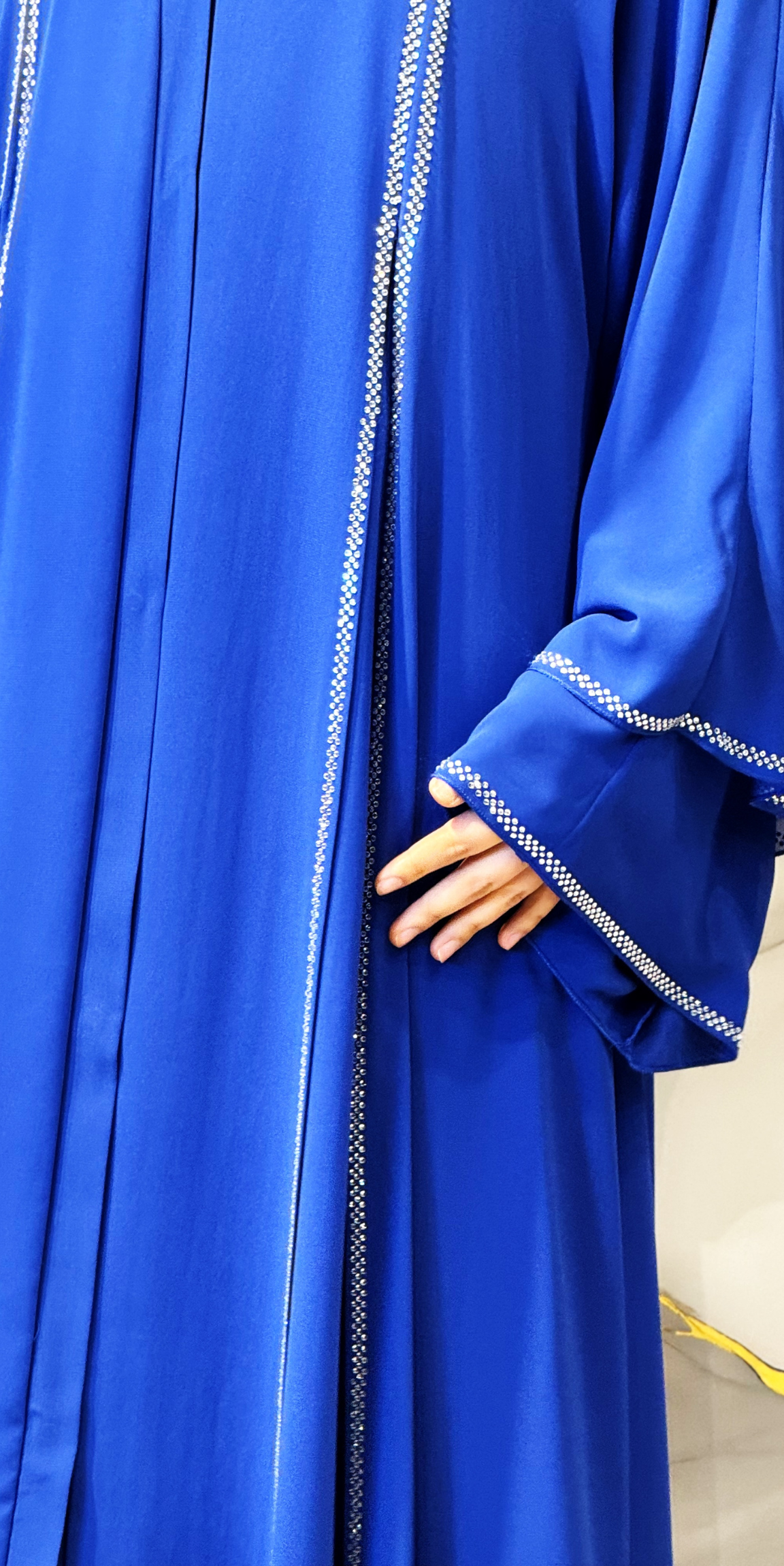 Önü Yırtmaçlı Beyaz Taşlı Mavi Abaya TM06 WSMavi - Çıtçıtlı Zarif Model