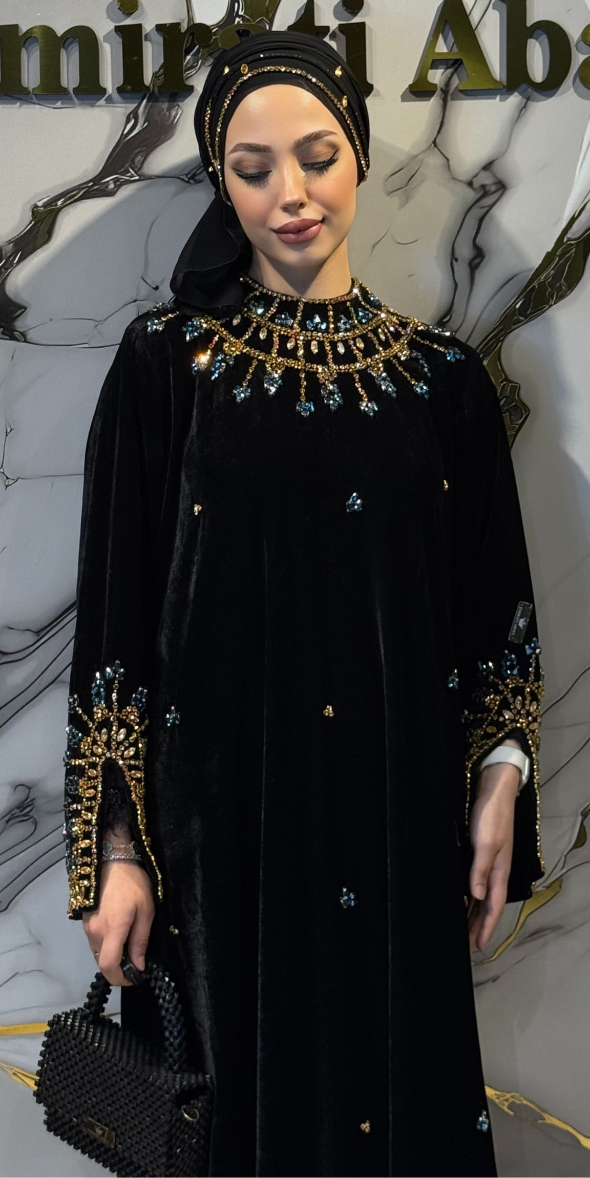 Siyah Kadife Mavi ve Gold Taş İşlemeli El İşlemli Abaya | EF0025 GSVB