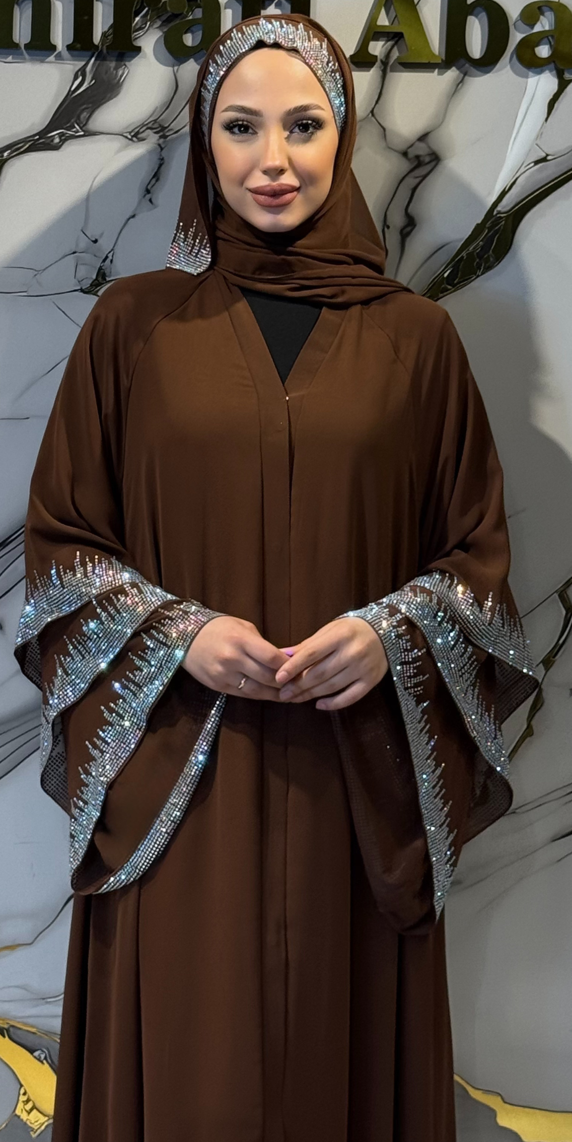 عباية بنية بثلاث طبقات مزينة بأحجار سواروفسكي