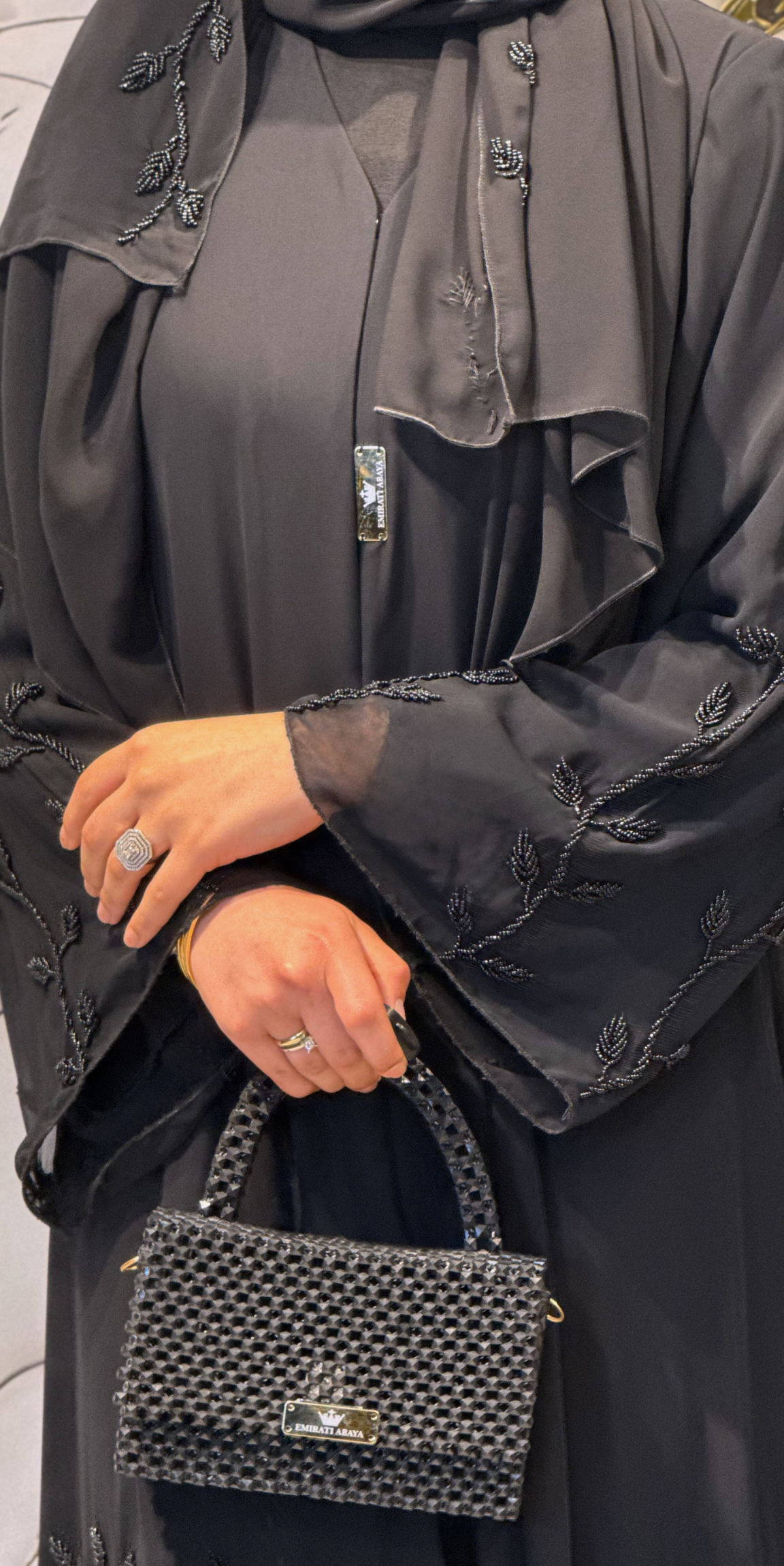 El İşlemeli Dallı Dubai Tarzı Siyah Abaya