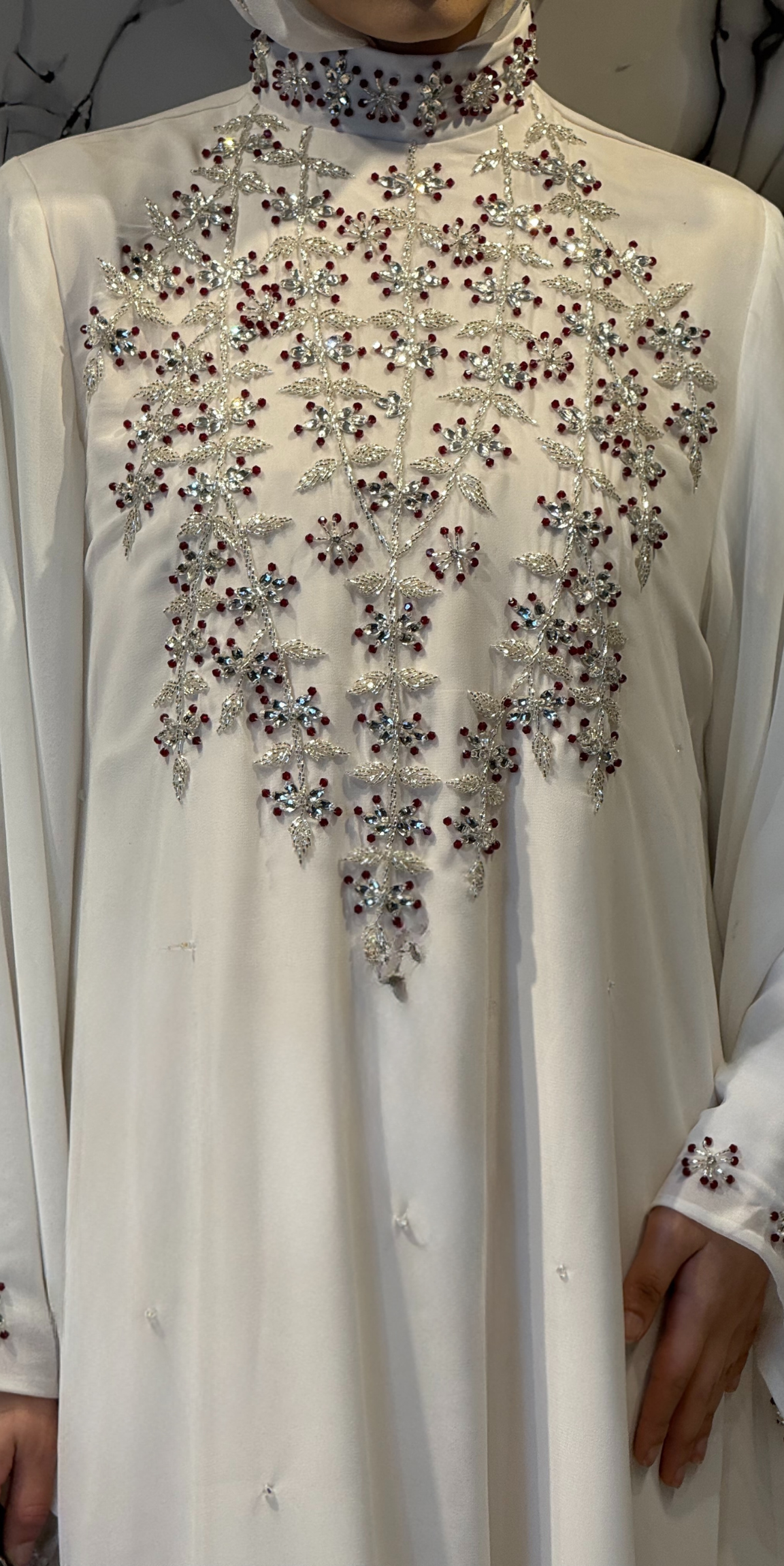 El İşlemeli Taşlı Beyaz Dubai Abaya – Şallı Takım | EF0032