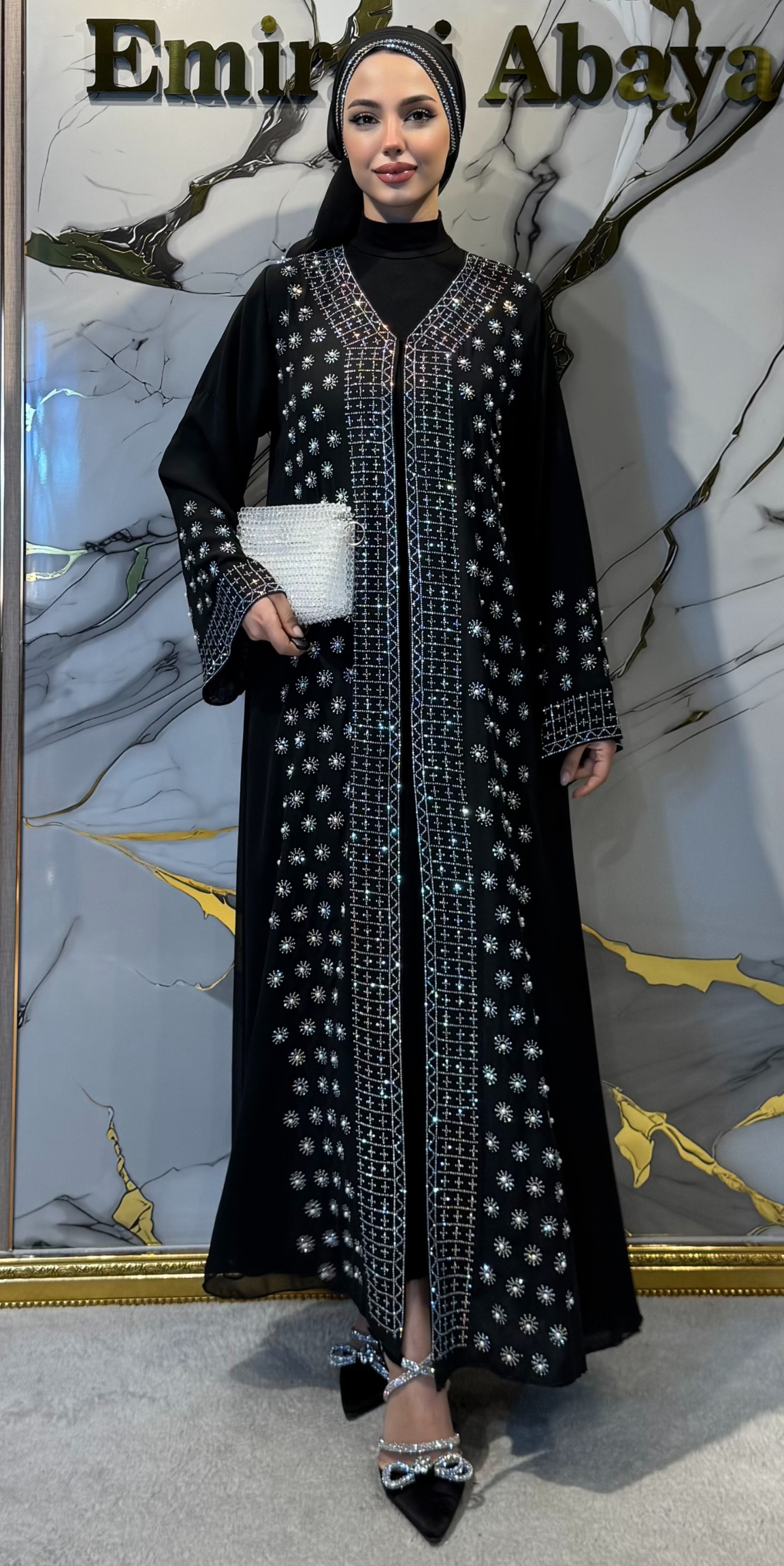 عباية سوداء مرصعة بأحجار سواروفسكي في الأمام