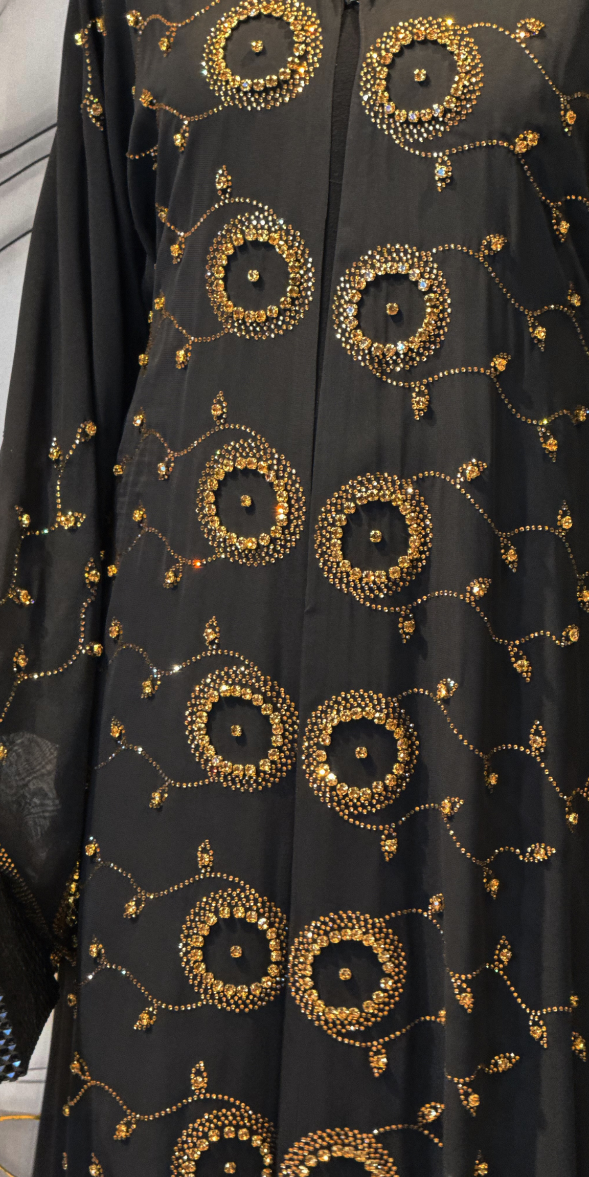 Önü Gold Taşlarla Süslenmiş Siyah Şifon Abaya TM077 GSB