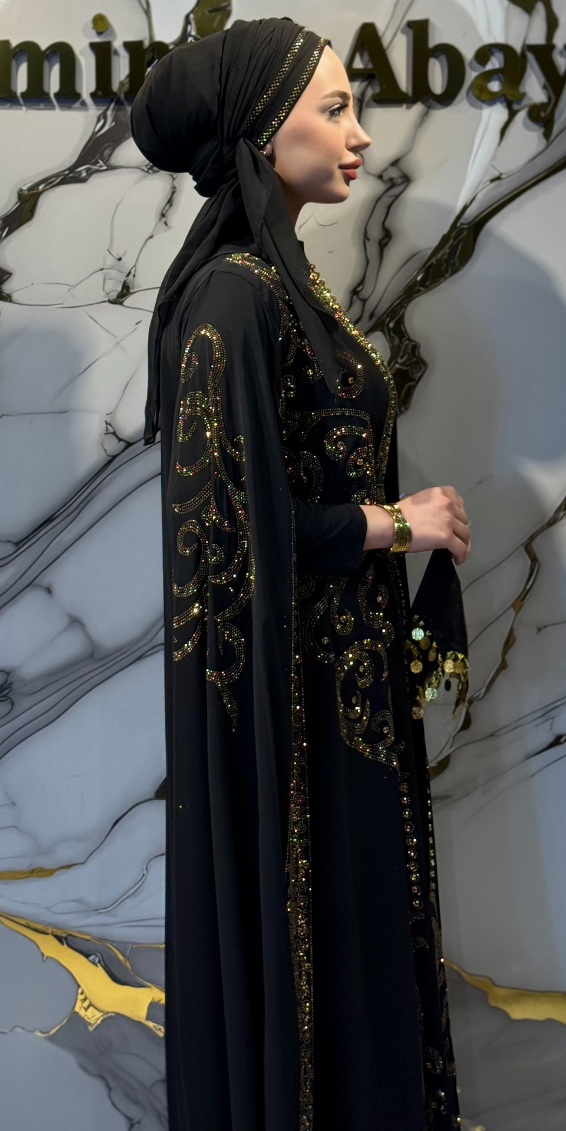 عباية شيفون بأكمام طويلة مزينة بأحجار سوداء وذهبية