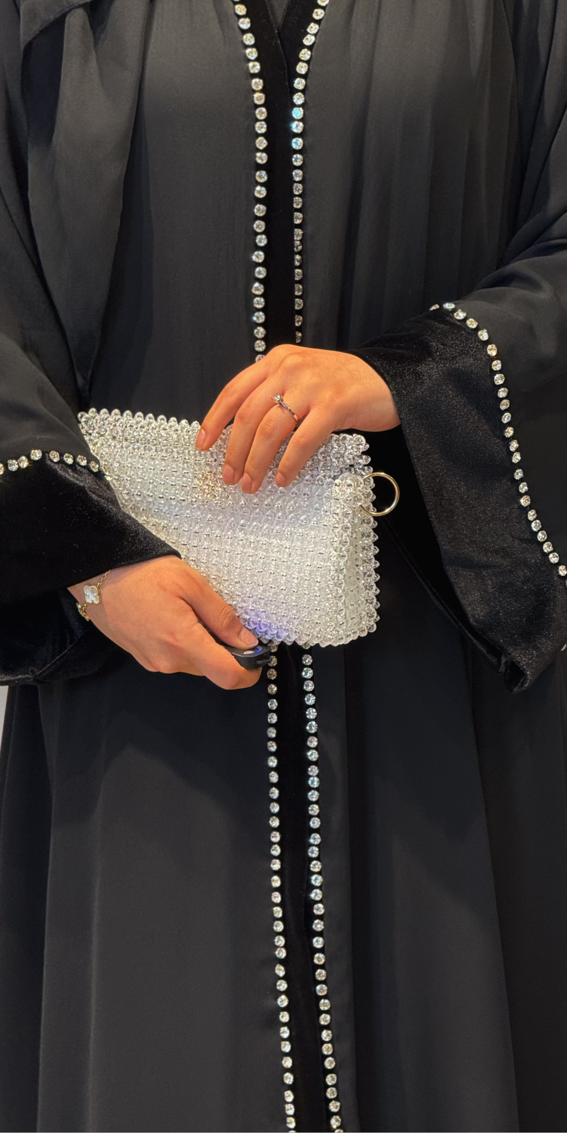 عباية سوداء بأحجار سواروفسكي – تصميم خاص بنقشة زهور أنيقة