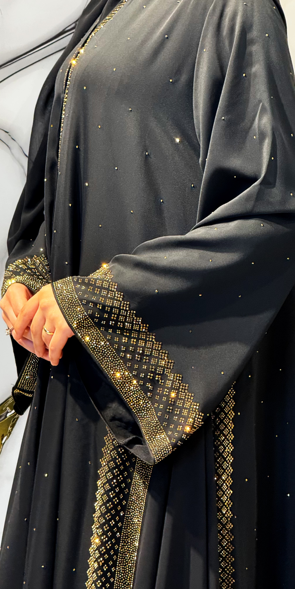 Gold Taşlı Yan Yırtmaçlı Önü Çıtçıtlı Siyah Dubai Abaya – Şallı Takım | LY26 GSB