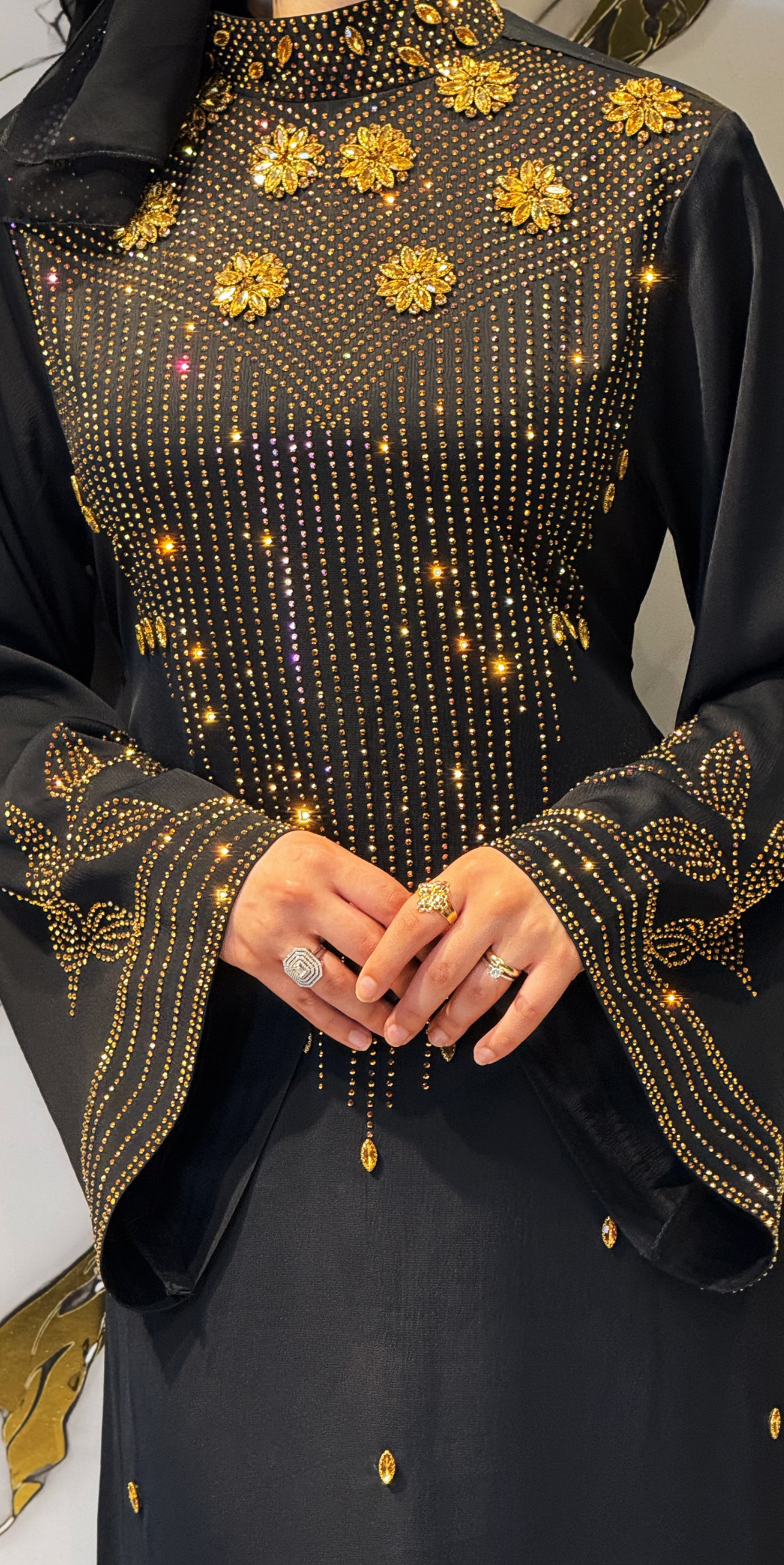 El İşlemeli Altın Çiçekli Sarkıt Taşlı Siyah Dubai Abaya – Şallı Takım | EF0042 GSB