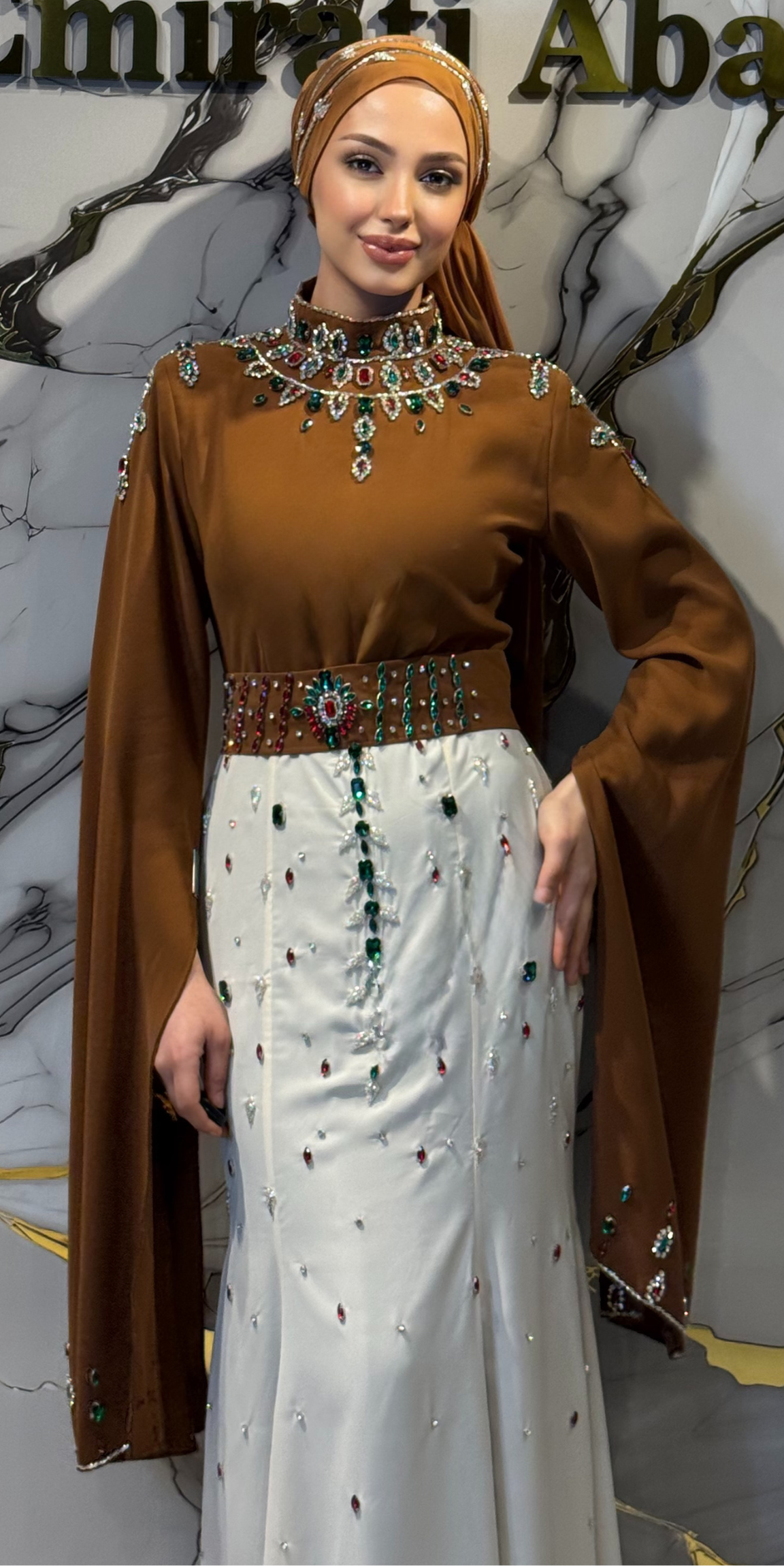 El Yapımı Renkli Taşlı Kahverengi Beyaz Krep Abaya | Şal Dahil | EF0027