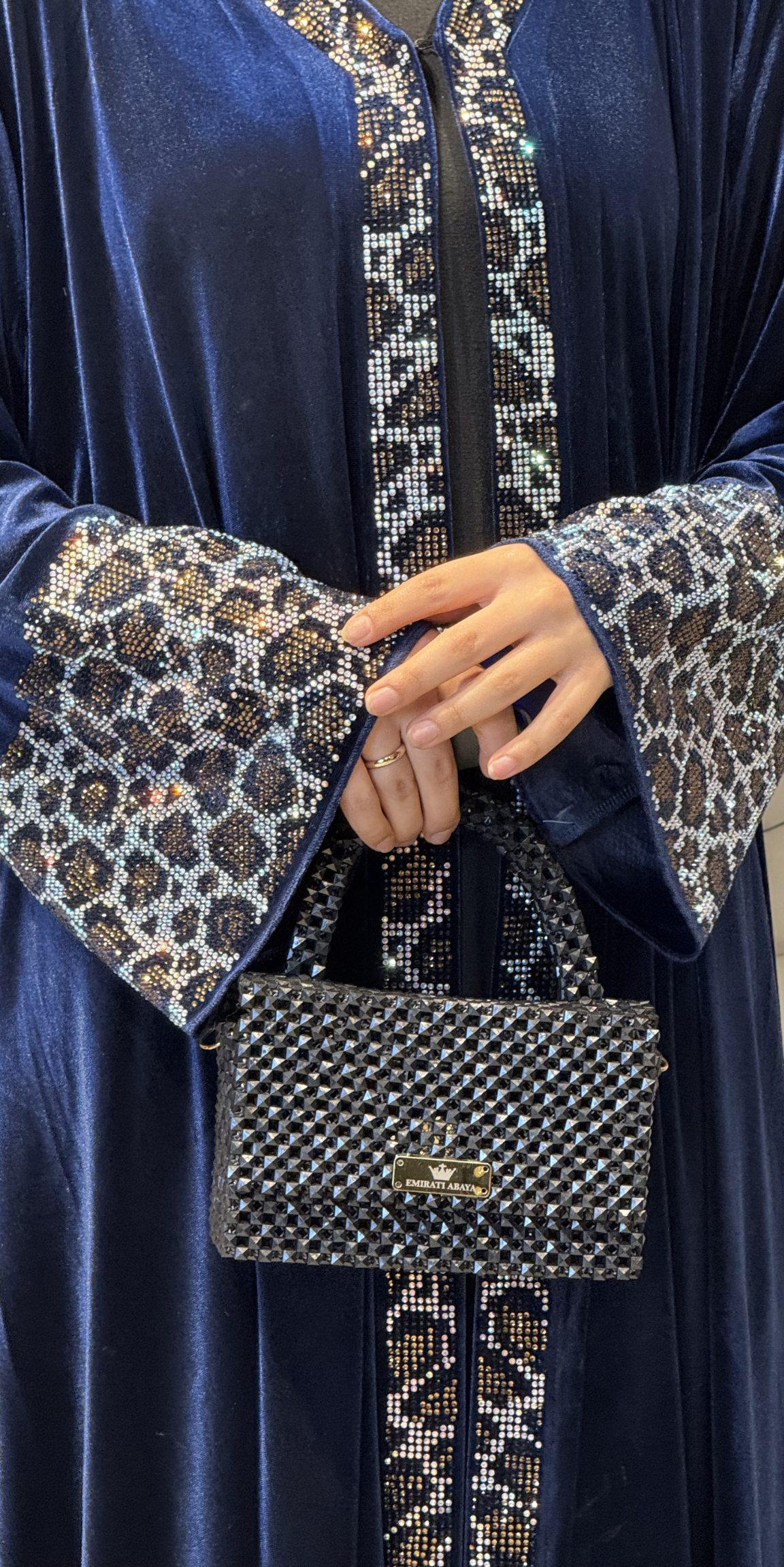 عباية مخملية زرقاء بنقشة جلد النمر
