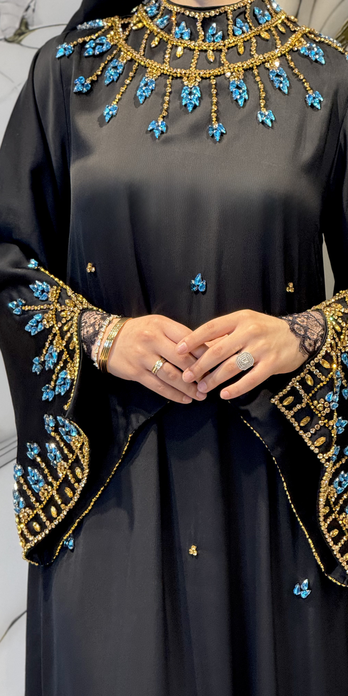 El İşlemeli Mavi Altın Taşlı Kelebek Kollu Siyah Dubai Abaya – Şallı Takım | EF0025 GSDB