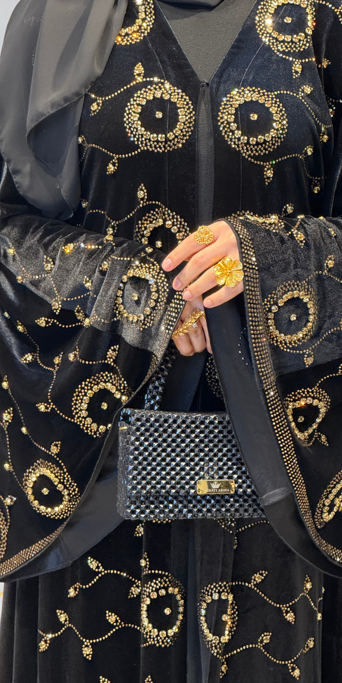 Önü Gold Taşlarla Süslenmiş Kadife Abaya - Çıtçıtlı Zarif Model TM077 GSVB