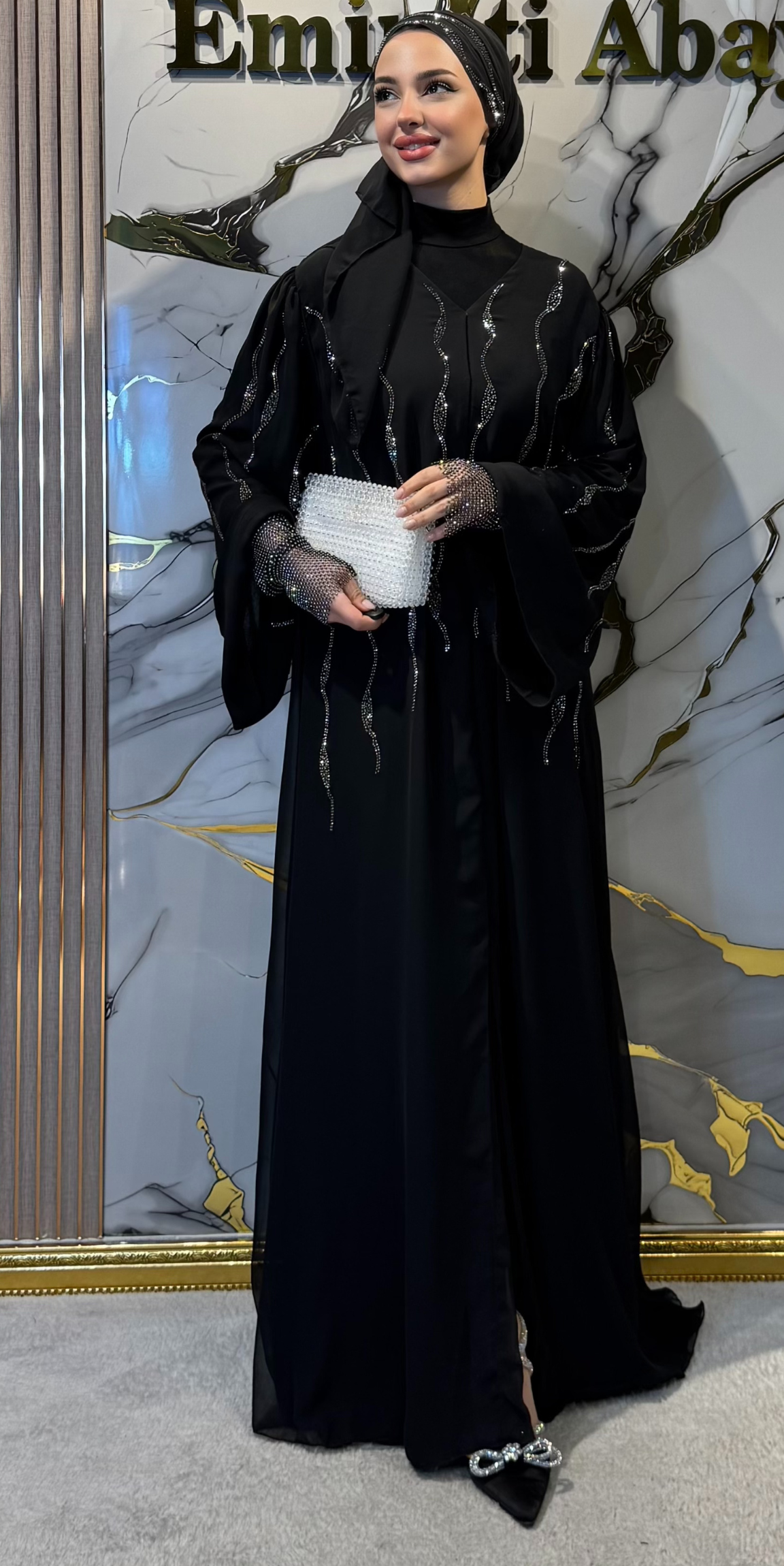 عباية شيفون سوداء بنقشة جذر شجرة وحجر الهيماتيت