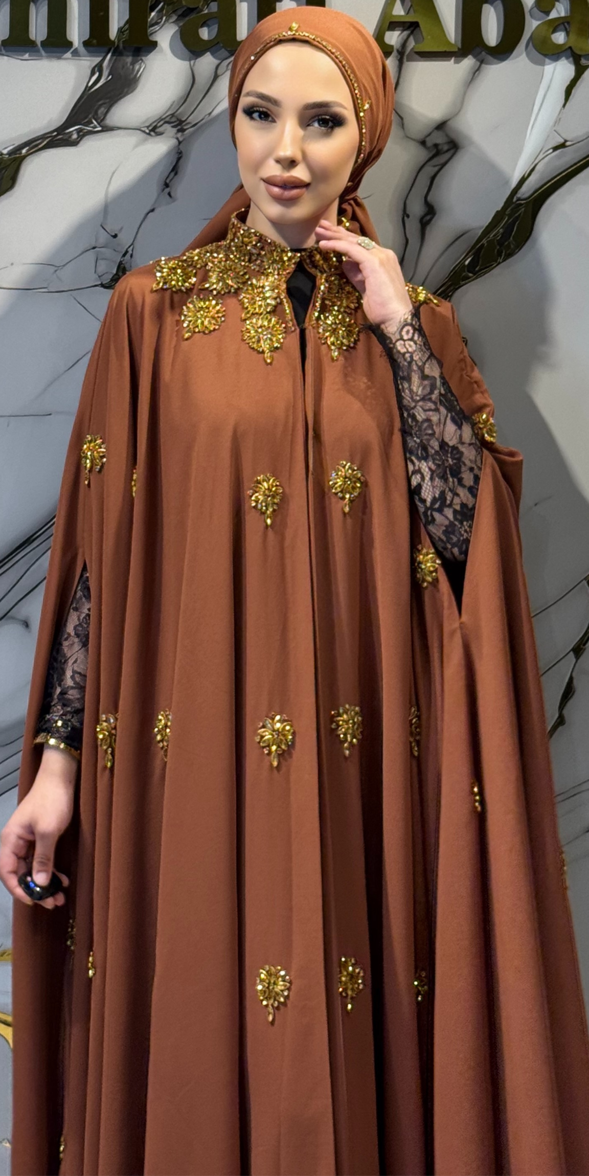El İşlemeli Altın Taşlı Taba Pelerinli Dubai Abaya – Kolsuz Model Şallı Takım | EF0011 GSBROWEN