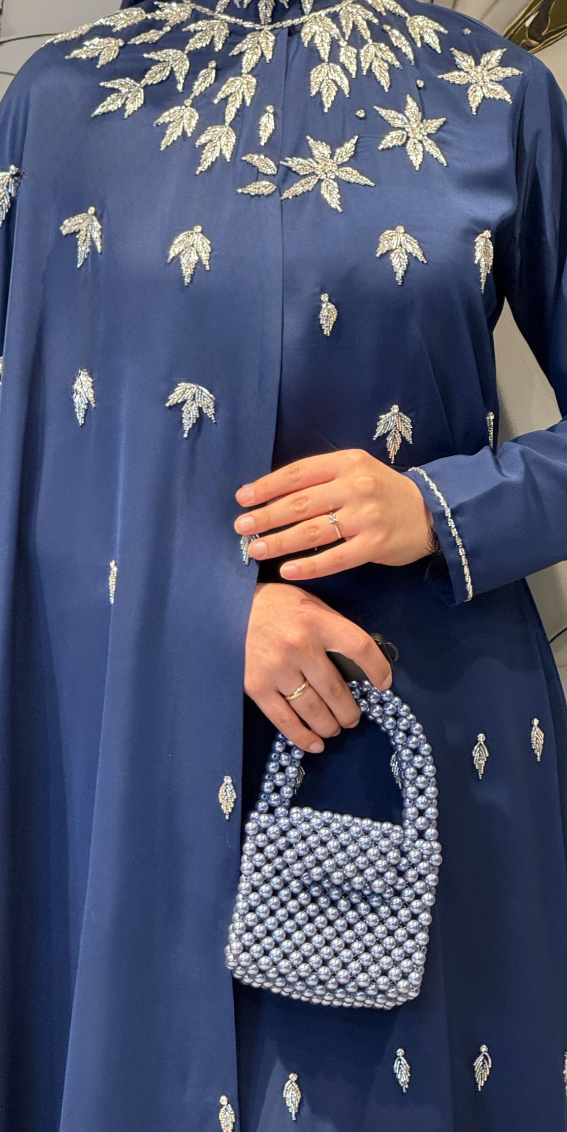 El İşlemeli Gümüş Taşlı Lacivert Krep Abaya – Şallı Takım | EF0037 WSDM